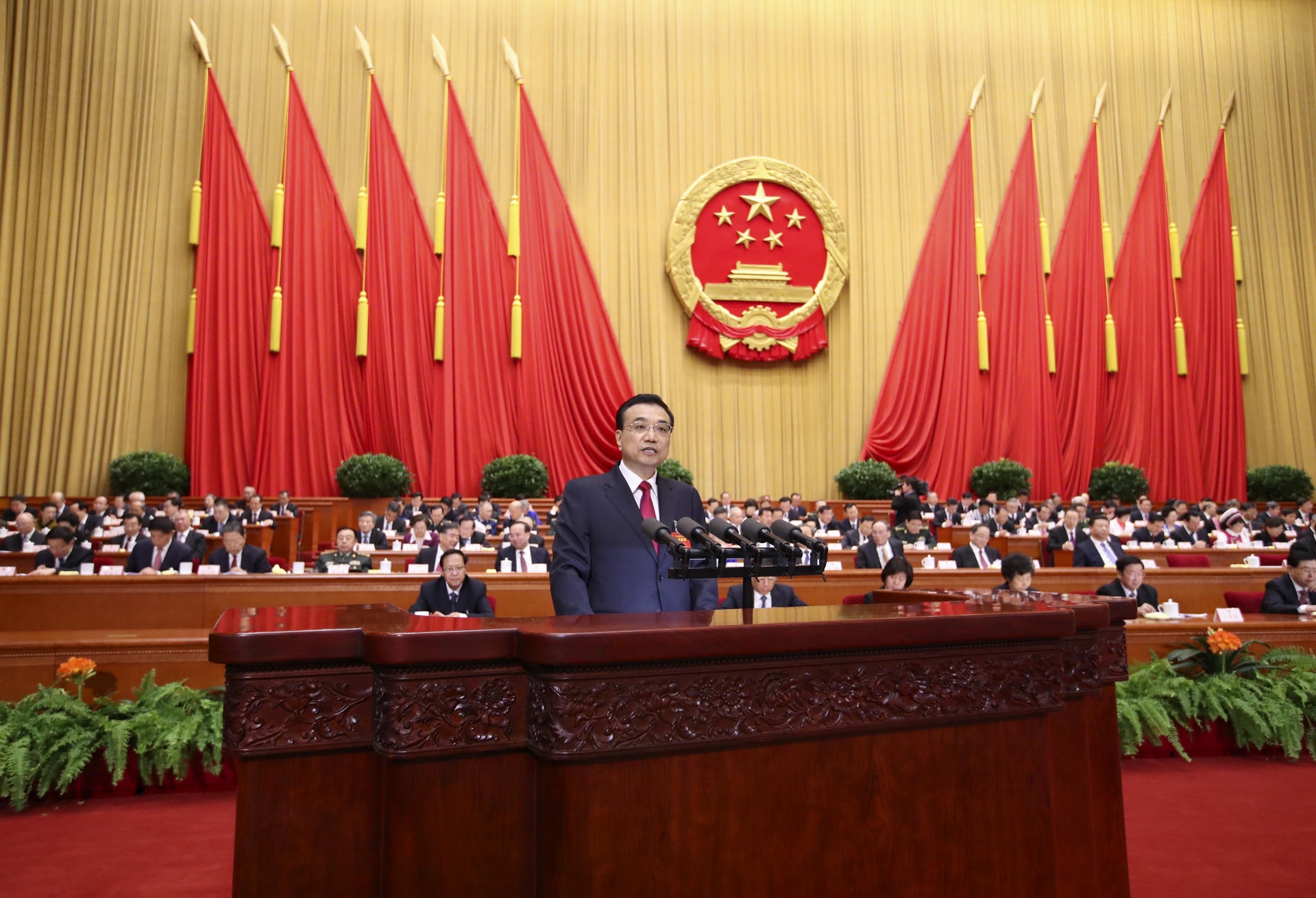 國務院總理李克強在第十二屆全國人民代表大會第五次會議開幕式上宣讀了《政府工作報告》。 (中新社) 國務院總理李克強在第十二屆全國人民代表大會第五次會議開幕式上宣讀了《政府工作報告》。 (中新社)