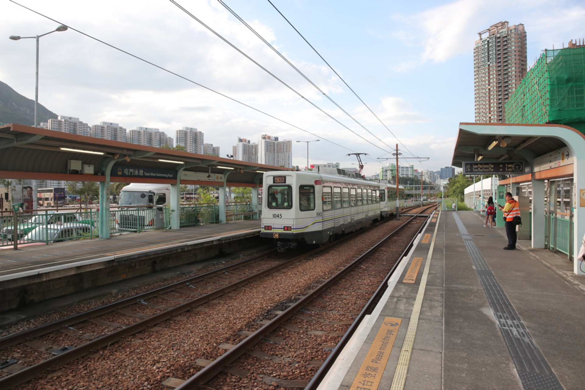 港鐵屯門南延線將增加兩個車站。圖為輕鐵屯門泳池站,政府指,由於建造車站和相關住宅發展,屯門游泳池及「綠在屯門」社區環保站需要重置。(資料圖片 / 林若勤攝) 港鐵屯門南延線將增加兩個車站。圖為輕鐵屯門泳池站,政府指,由於建造車站和相關住宅發展,屯門游泳池及「綠在屯門」社區環保站需要重置。(資料圖片 / 林若勤攝)