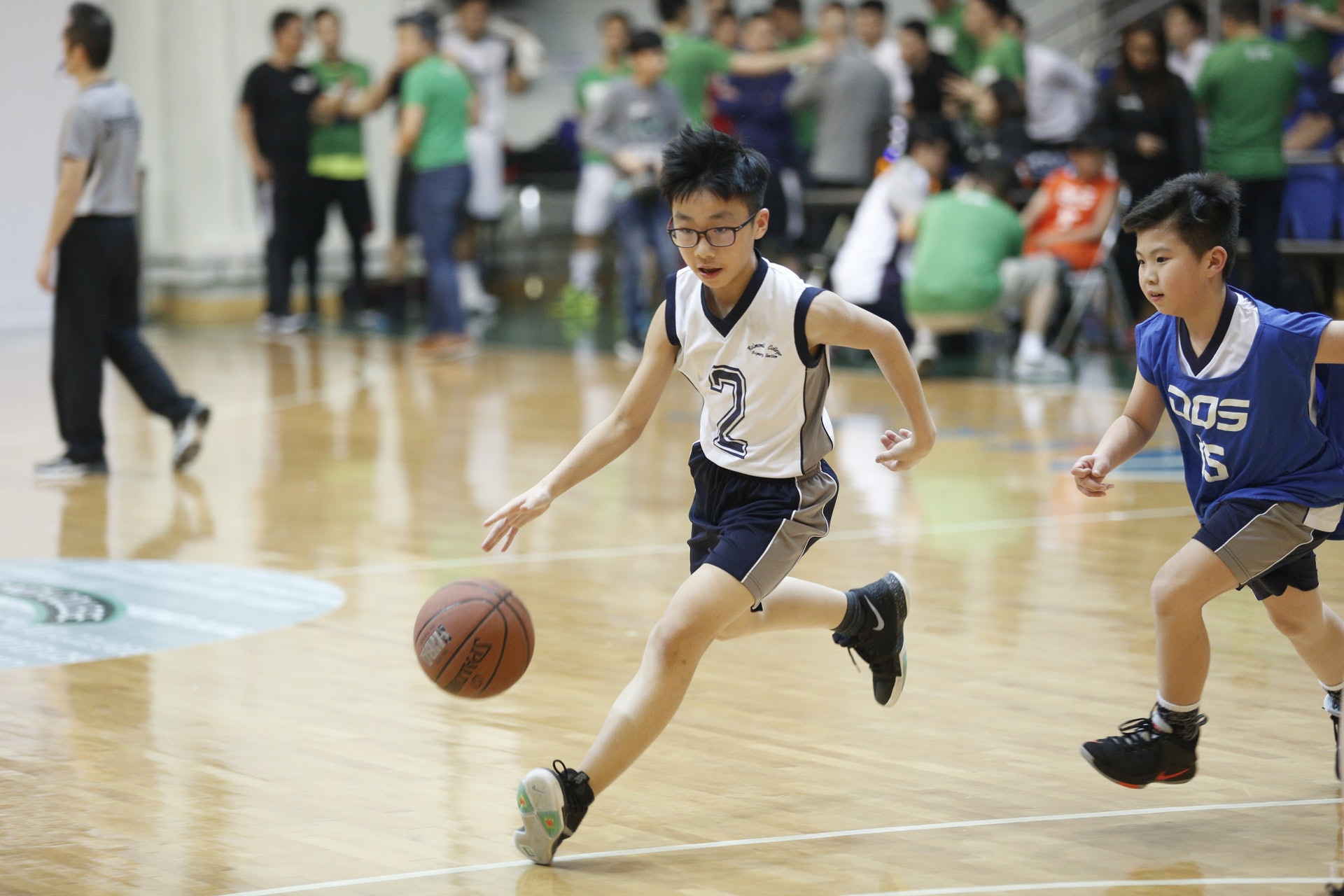 籃球牽涉跳躍和肌肉收縮，能有效刺激生長板；而且衝刺、傳球、投籃等動作屬於間歇有氧運動。（資料圖片/鍾偉德攝)