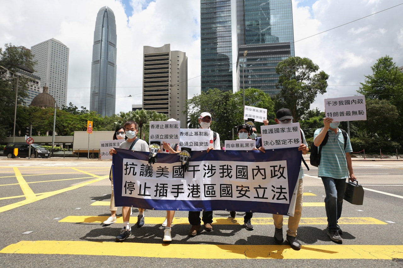 一批愛國人士遊行至美國駐港澳總領事館,抗議美國干涉中國內政。(張浩維攝) 一批愛國人士遊行至美國駐港澳總領事館,抗議美國干涉中國內政。(張浩維攝)