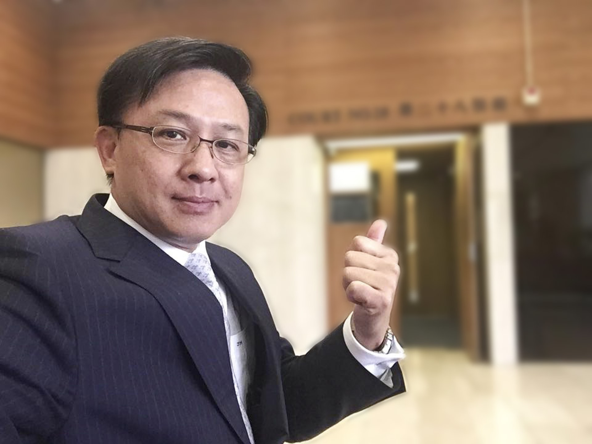 何君堯去年4月於個人facebook上載於庭外的自拍照,引起爭議,不過警方最後不作檢控。(資料圖片) 何君堯去年4月於個人facebook上載於庭外的自拍照,引起爭議,不過警方最後不作檢控。(資料圖片)