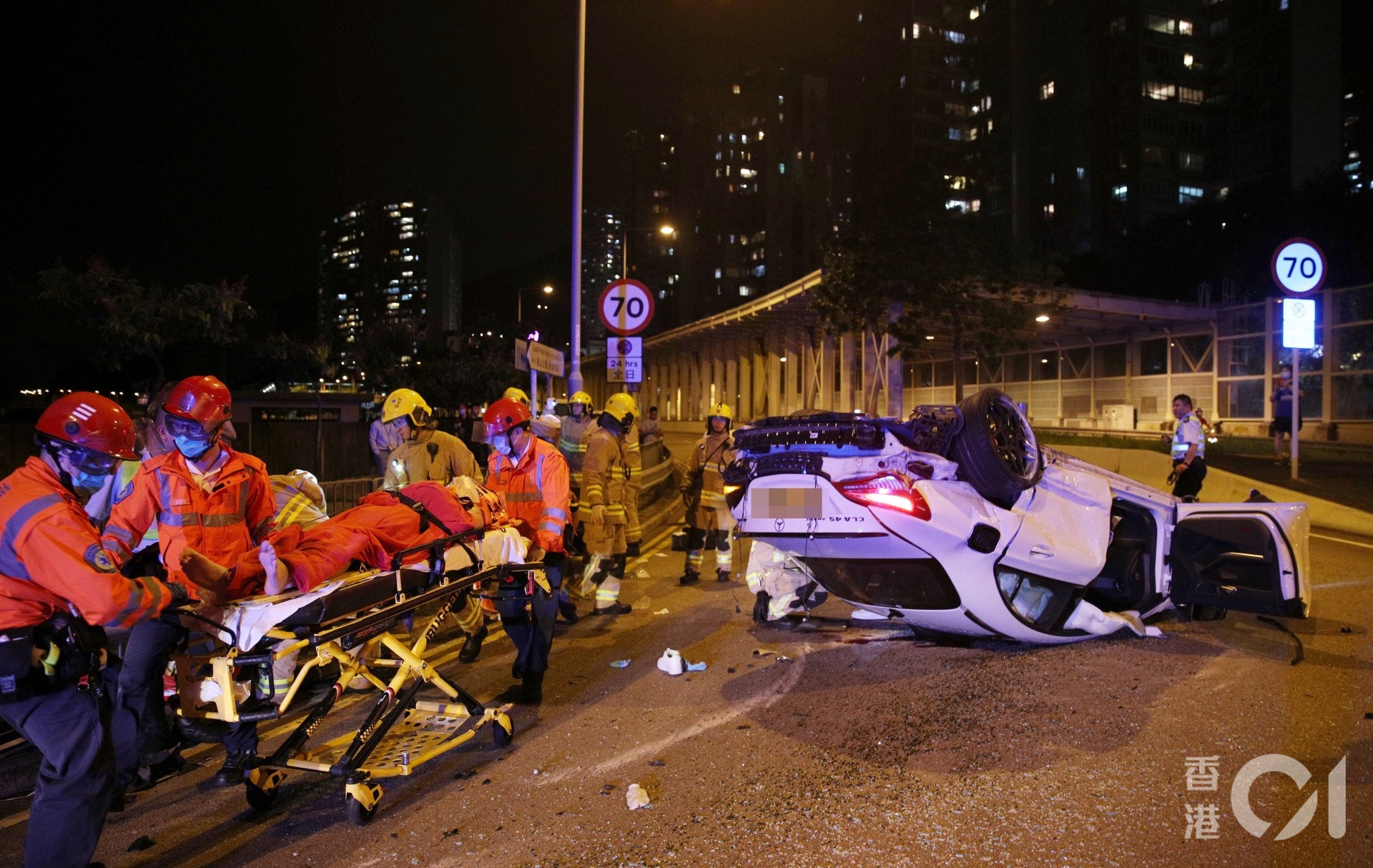 深井benz 反肚 釀3傷1男乘客昏迷送院搶救 香港01 突發 深井benz 反肚 釀3傷1男乘客昏迷送院搶救 香港01 突發