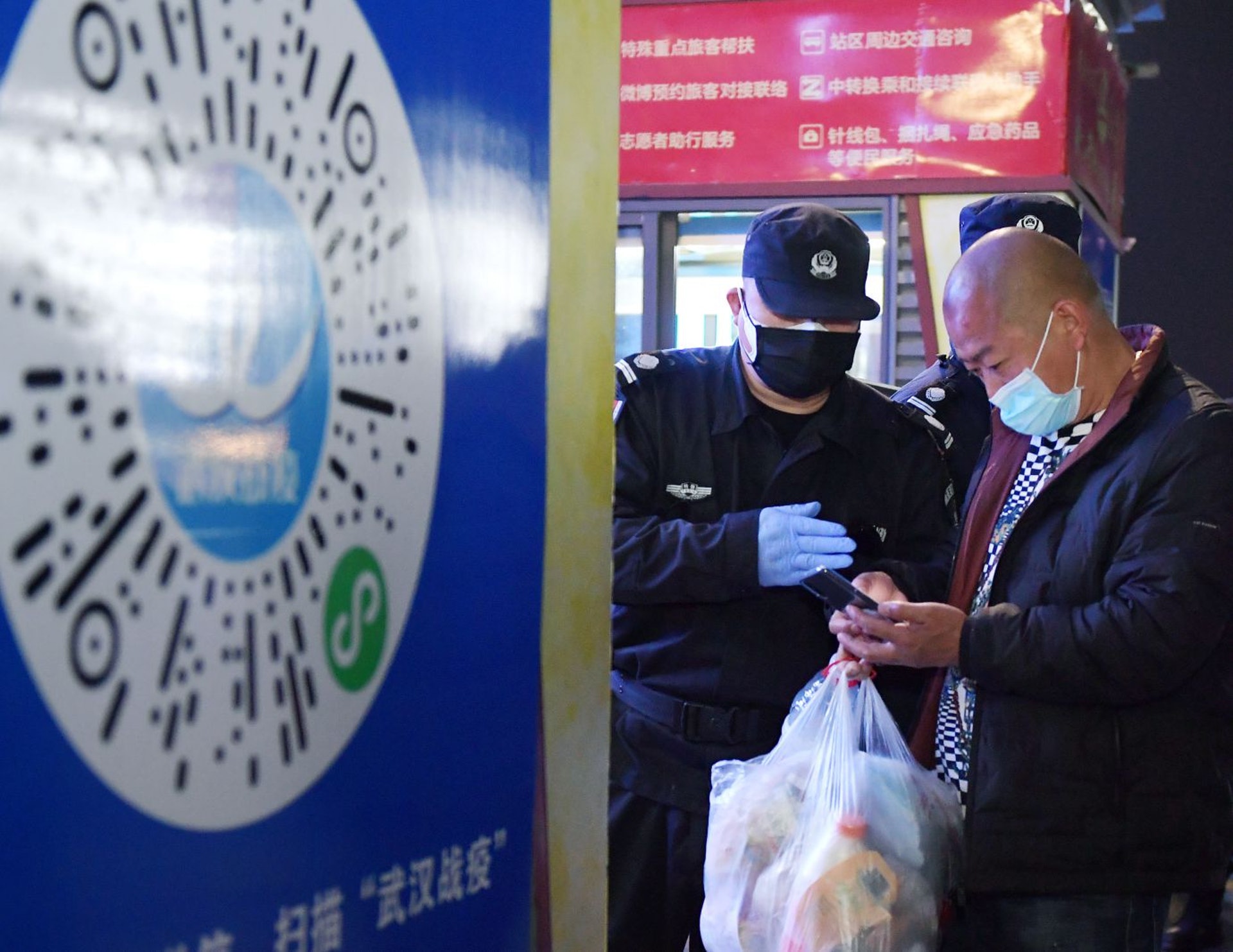 4月8日,乘客在漢口火車站掃健康碼準備進站。(新華社) 4月8日,乘客在漢口火車站掃健康碼準備進站。(新華社)