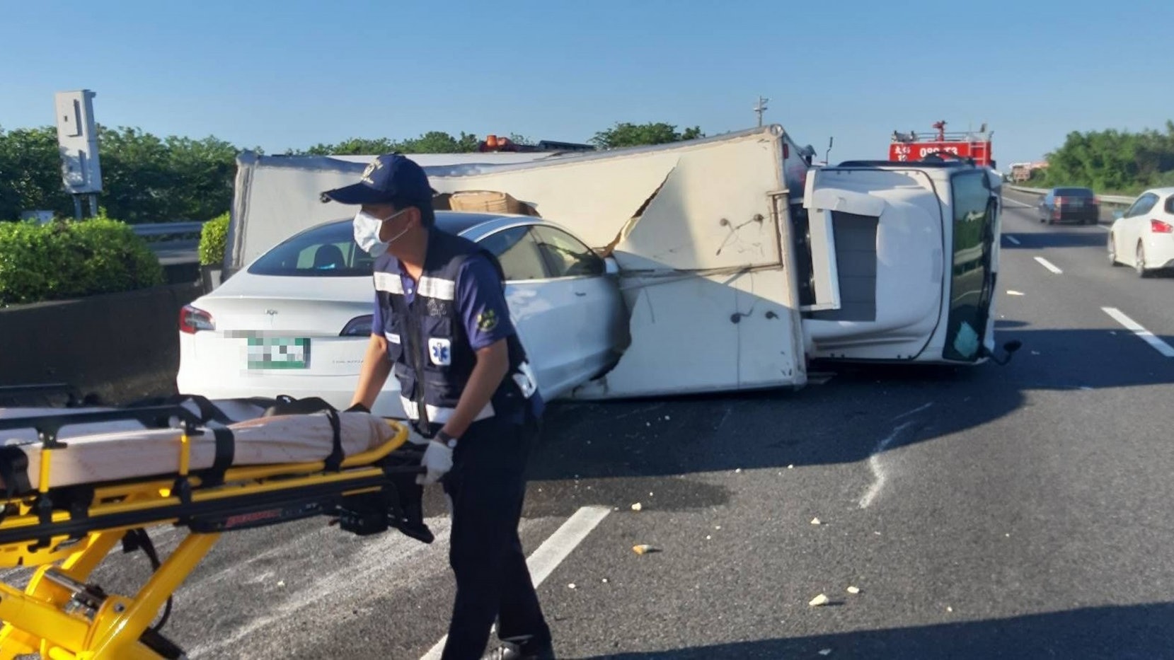 台灣罕見意外 Tesla飛插入翻側貨車 車主:以為會主動煞停 台灣罕見意外 Tesla飛插入翻側貨車 車主:以為會主動煞停