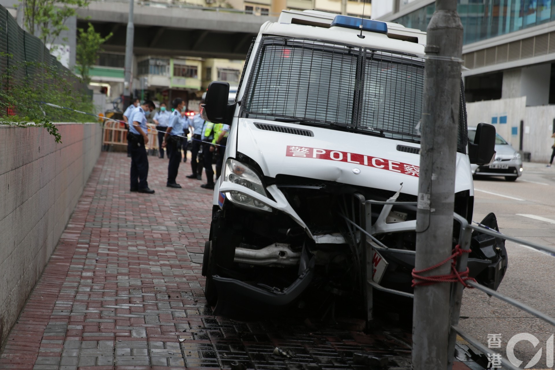 è­¦éšŠè¡é‹'è»Šç´…ç£¡è‡ªç‚'æ'žæ¬„ç„¡äººå—å‚· é¦™æ¸¯01 çªç™¼