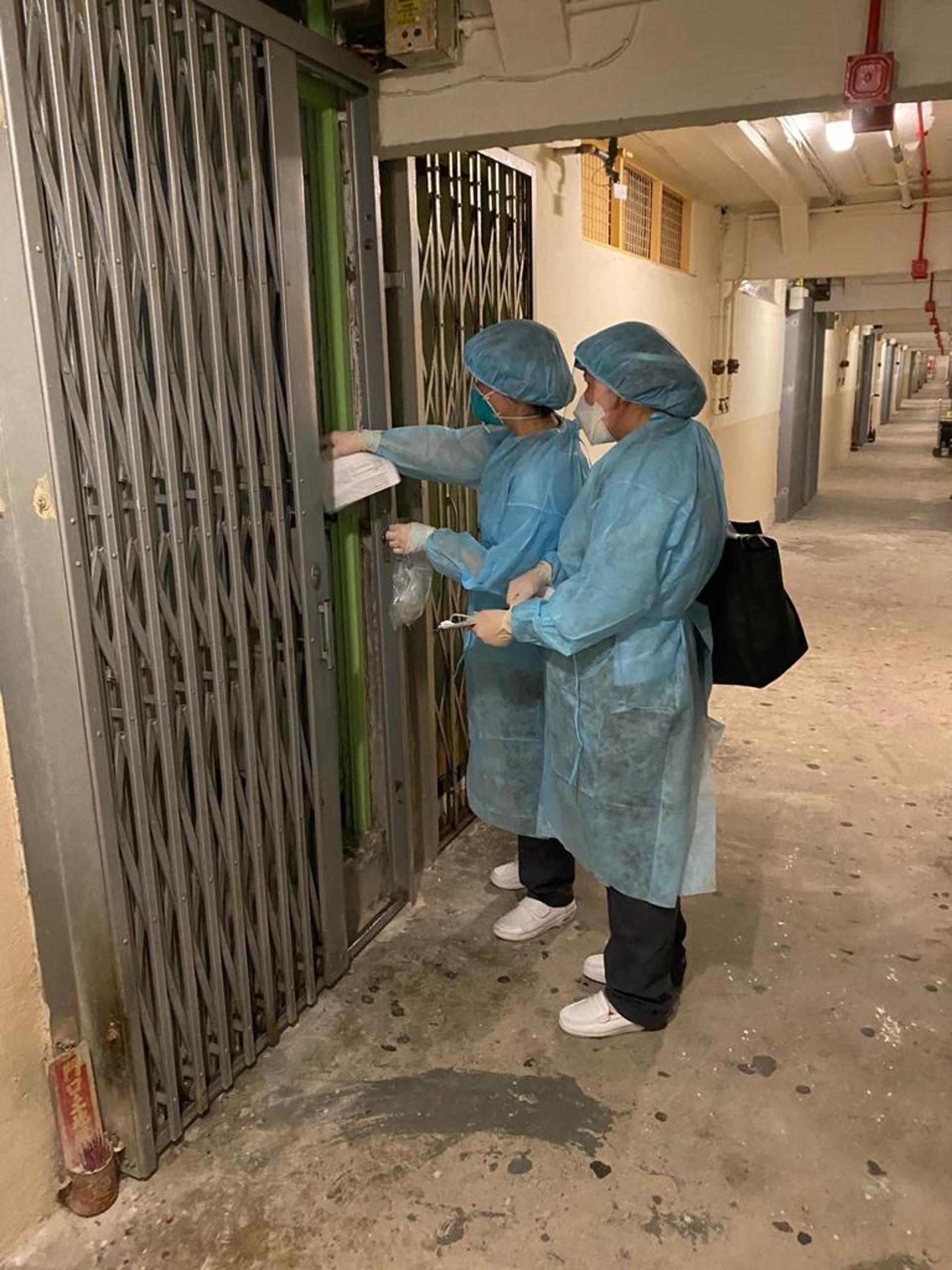 衞生防護中心今晚跟進66戶祿泉樓居民未交回深喉唾液樣本情況,與警方展開聯合行動,至晚上十時行動結束。(衞生署提供圖片) 衞生防護中心今晚跟進66戶祿泉樓居民未交回深喉唾液樣本情況,與警方展開聯合行動,至晚上十時行動結束。(衞生署提供圖片)
