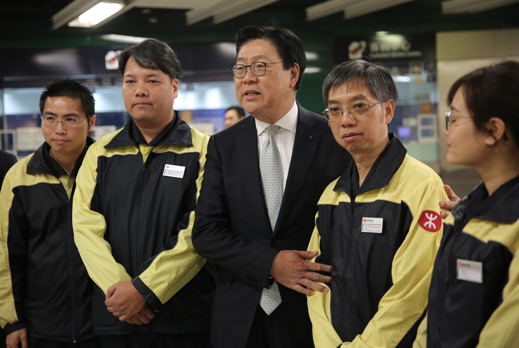 港鐵主席馬時亨（中）事故後公開表示，港鐵至少捐出200萬元協助傷者。（資料圖片）