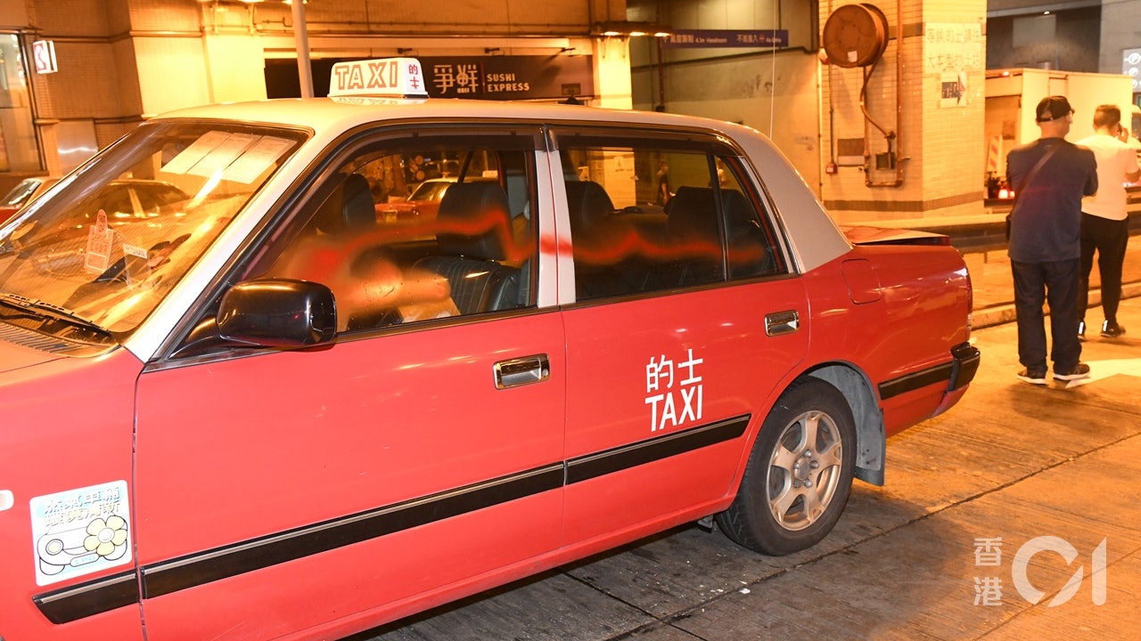 油塘4輛的士被毀車窗噴上紅漆 香港01 突發 油塘4輛的士被毀車窗噴上紅漆 香港01 突發