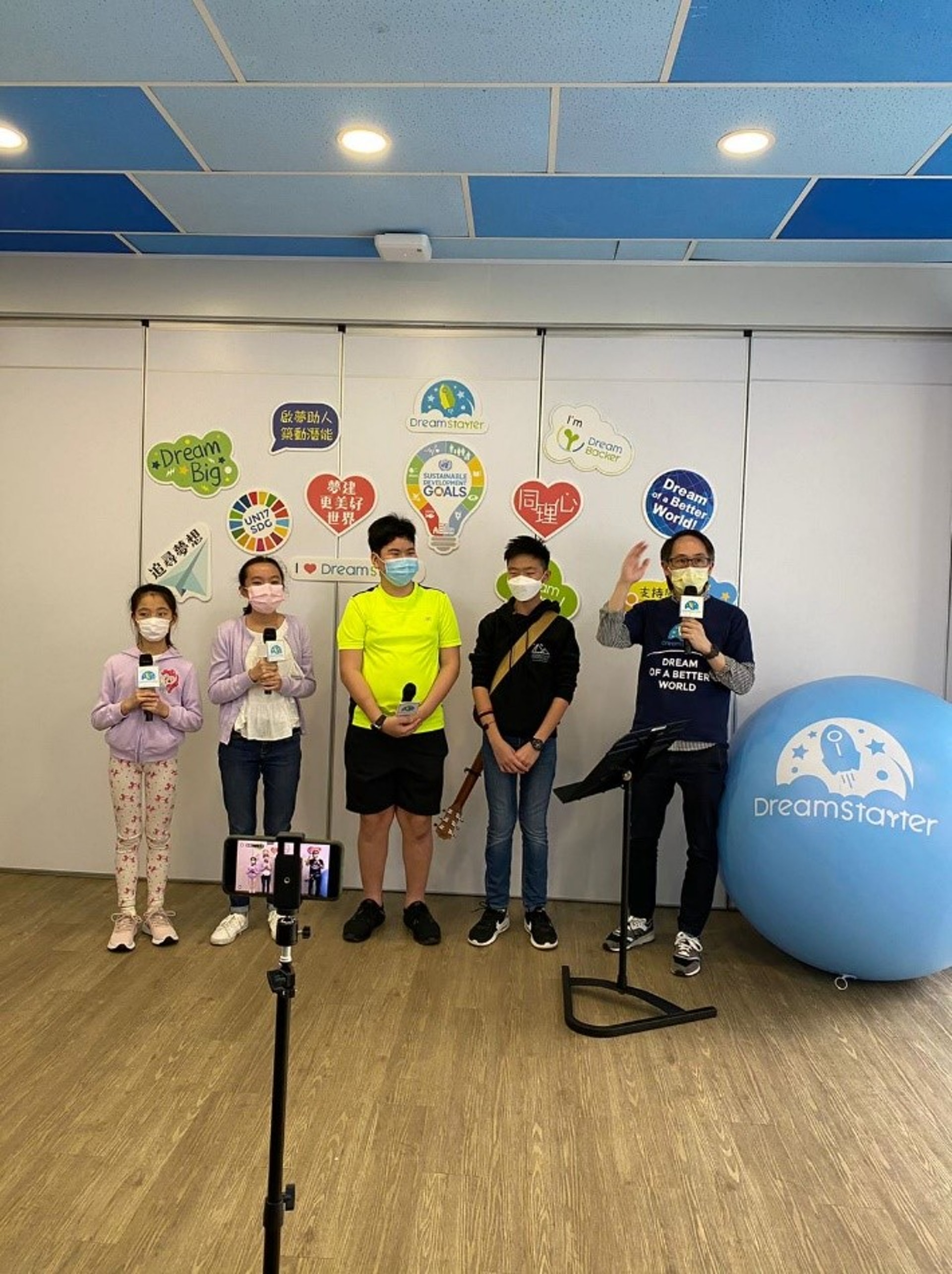 德萃小學 DreamStarter「童」舟共「製」 組員在 4 月發 起一個為香港打氣的活動:「童」舟共「製」,一個七 百萬厘米的夢想。(德萃小學圖片) 德萃小學 DreamStarter「童」舟共「製」 組員在 4 月發 起一個為香港打氣的活動:「童」舟共「製」,一個七 百萬厘米的夢想。(德萃小學圖片)