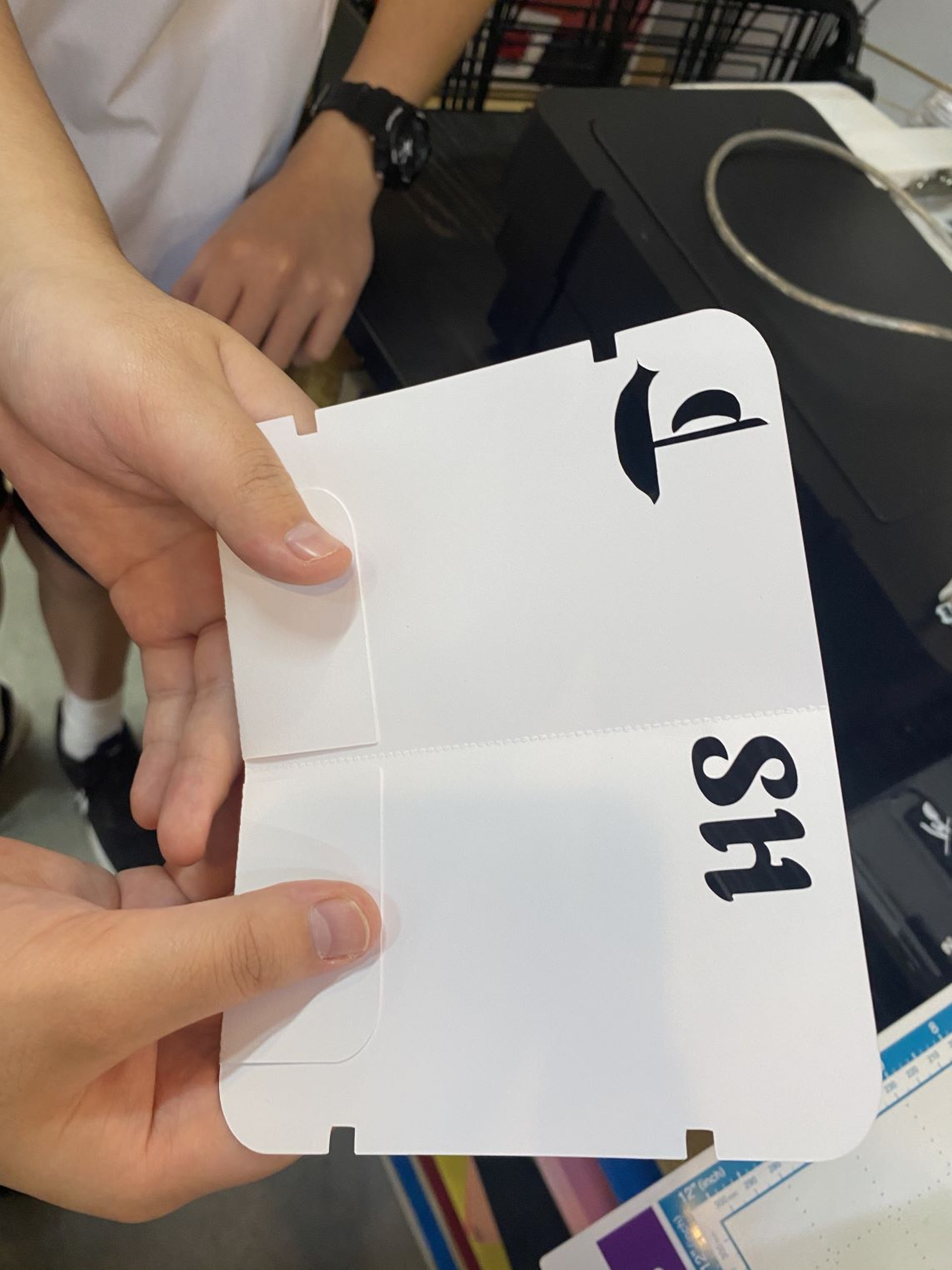 為口罩「安家」,送上復課注意衛生的窩心提示。(德萃小學圖片) 為口罩「安家」,送上復課注意衛生的窩心提示。(德萃小學圖片)