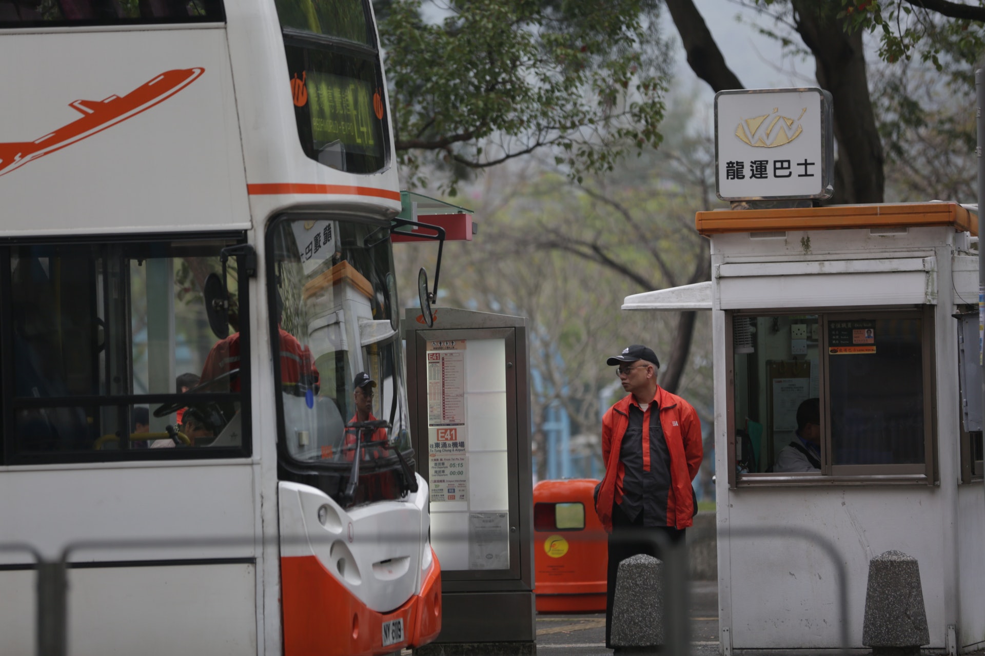 一宗微波爐怒叮龍運司機更表案,意外揭發特別車長的「落場」辛酸故事。(黃偉民攝) 一宗微波爐怒叮龍運司機更表案,意外揭發特別車長的「落場」辛酸故事。(黃偉民攝)