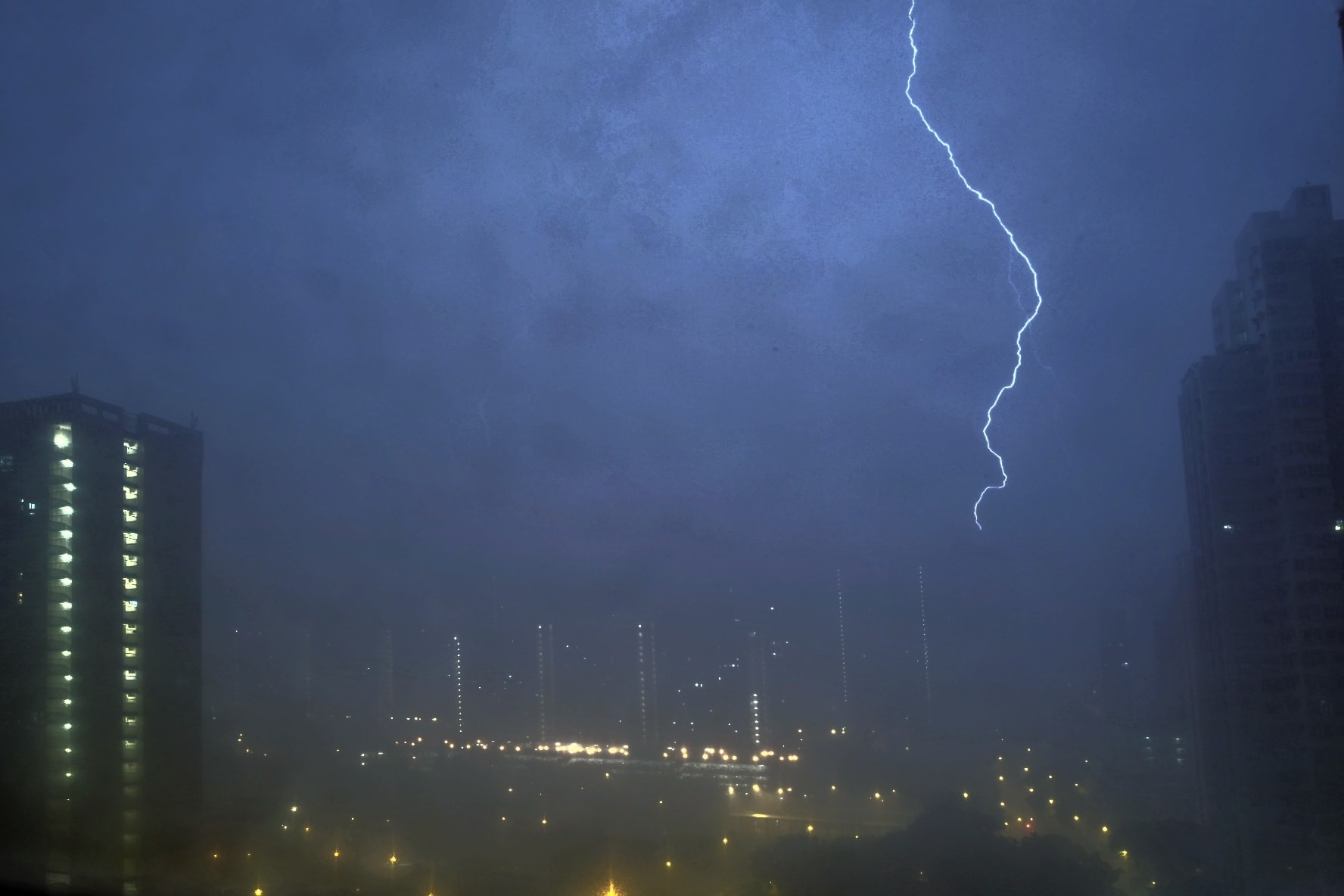 黑色暴雨警告 歷時近3小時閃電逾1 4萬次近10年來單日最多 香港01 天氣