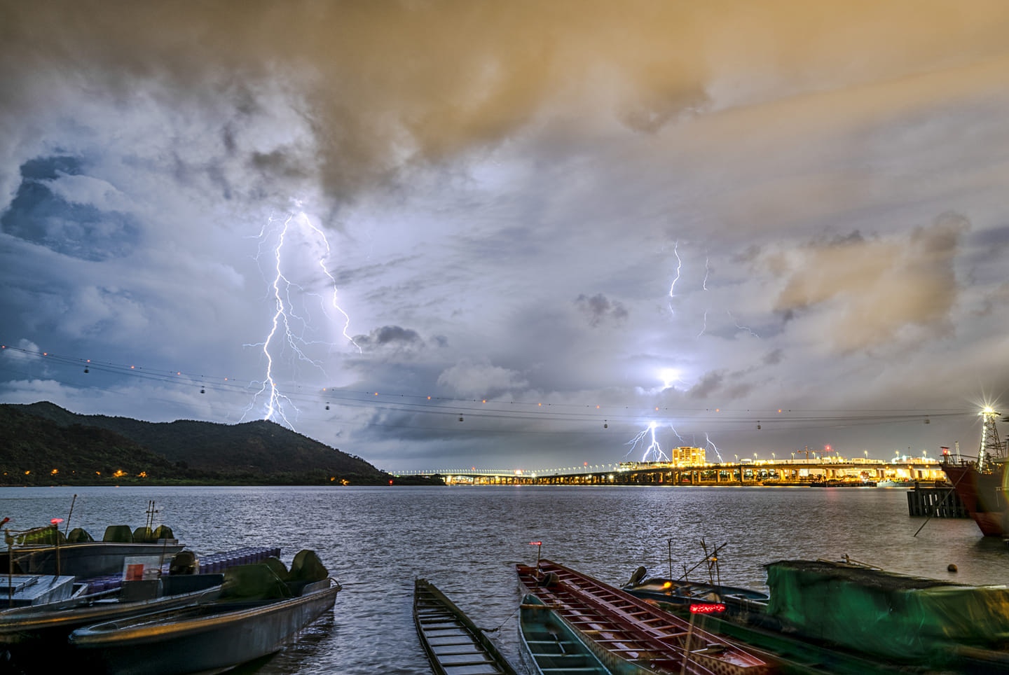 黑色暴雨警告 歷時近3小時閃電逾1 4萬次近10年來單日最多 香港01 天氣