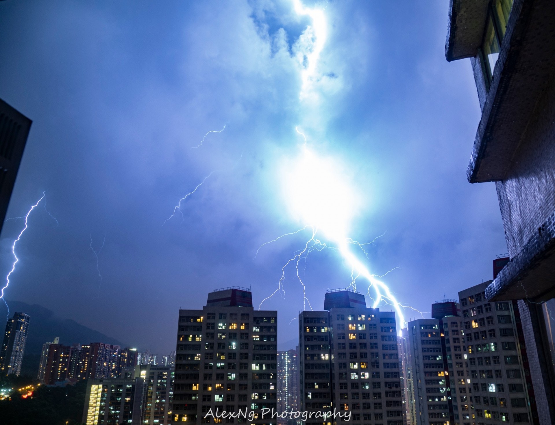 黑色暴雨警告 歷時近3小時閃電逾1 4萬次近10年來單日最多 香港01 天氣