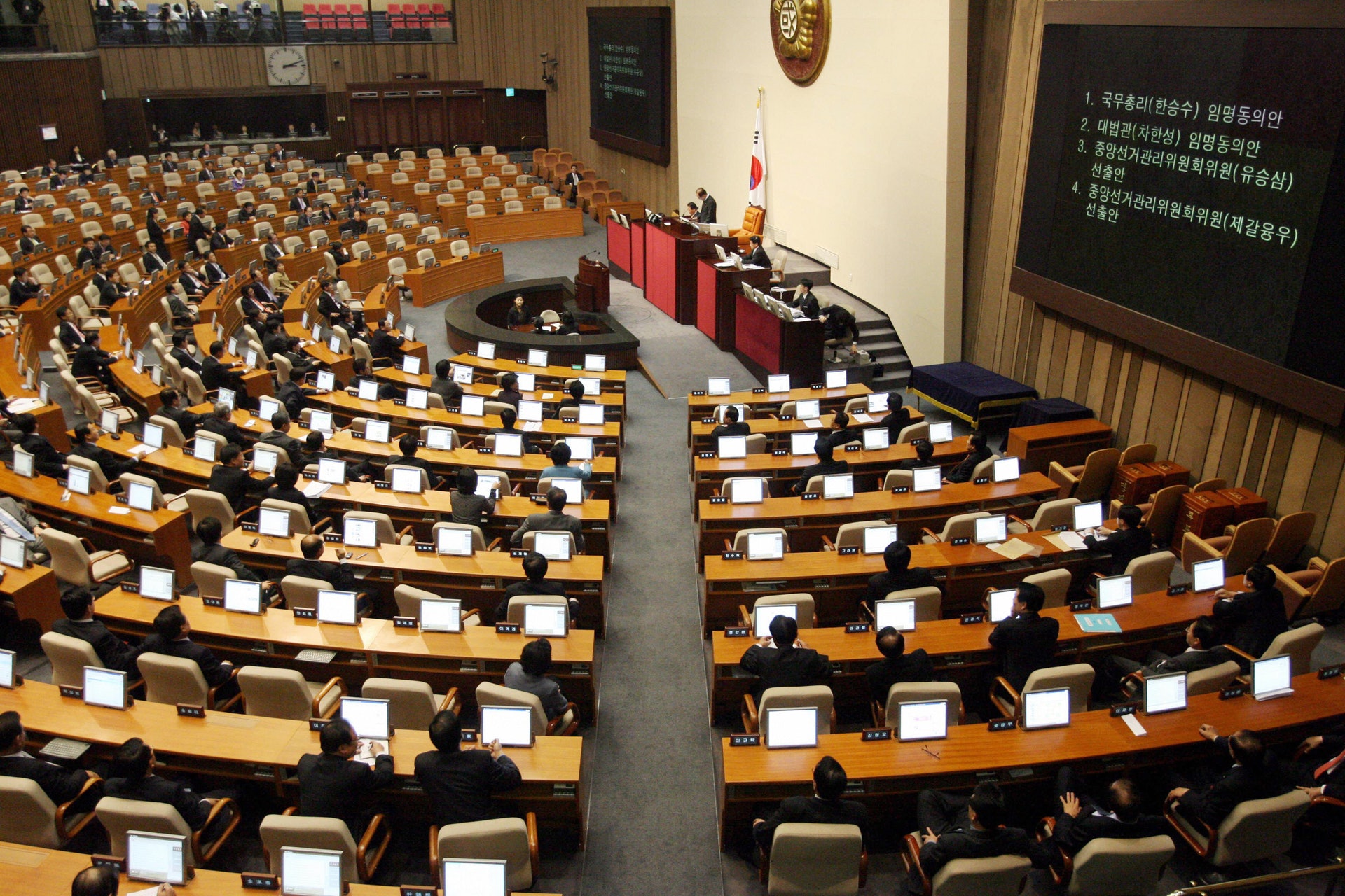 韓國國內掀起修憲討論,圖為國會議員開會的情形。 韓國國內掀起修憲討論,圖為國會議員開會的情形。