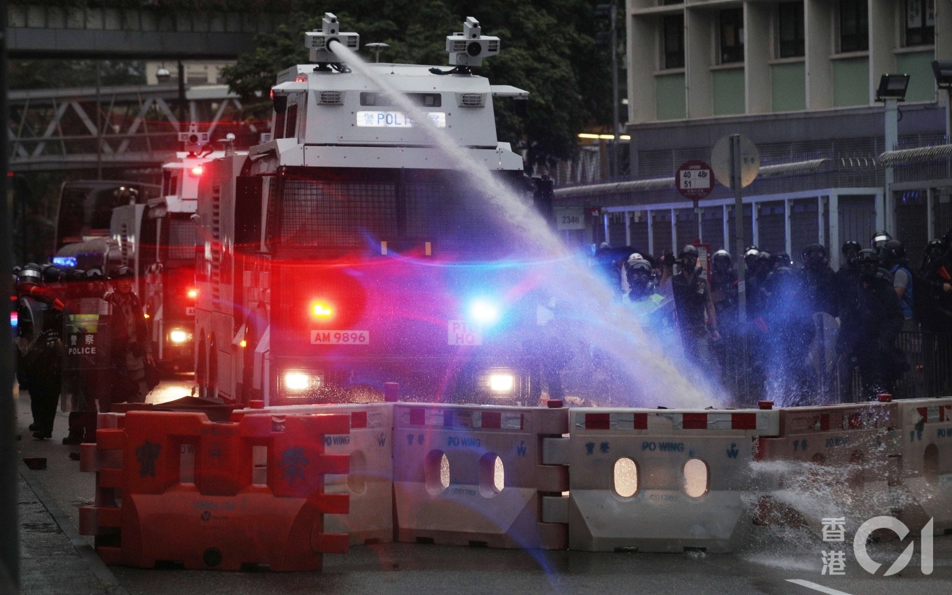 修例風波一周年 水炮車共出動78日及135架次上月出勤次數急增 香港01 社會新聞 修例風波一周年 水炮車共出動78日及135架次上月出勤次數急增 香港01 社會新聞