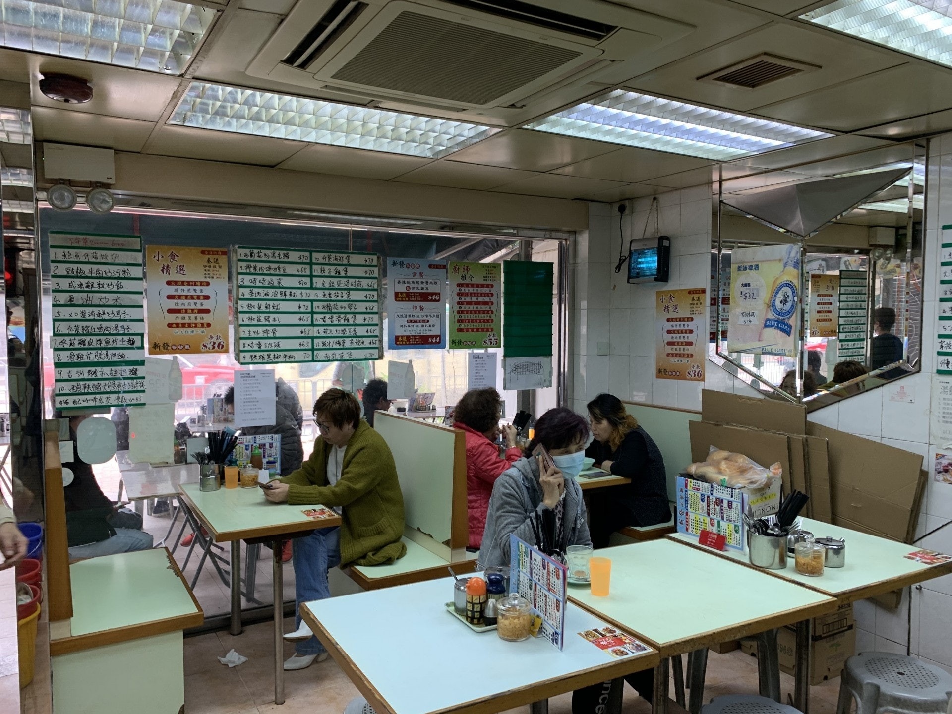 茶餐廳的食物一向多油高脂，如果想避免吸入太多脂肪，應小心選擇餐飲。（資料圖片／王潔恩攝）