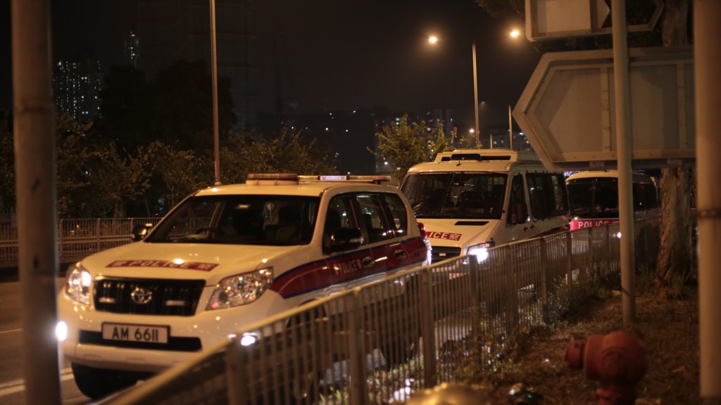 抺車工人涉鐳射筆照警車 警長稱隨光源截停被告 對方說:玩下咋 抺車工人涉鐳射筆照警車 警長稱隨光源截停被告 對方說:玩下咋