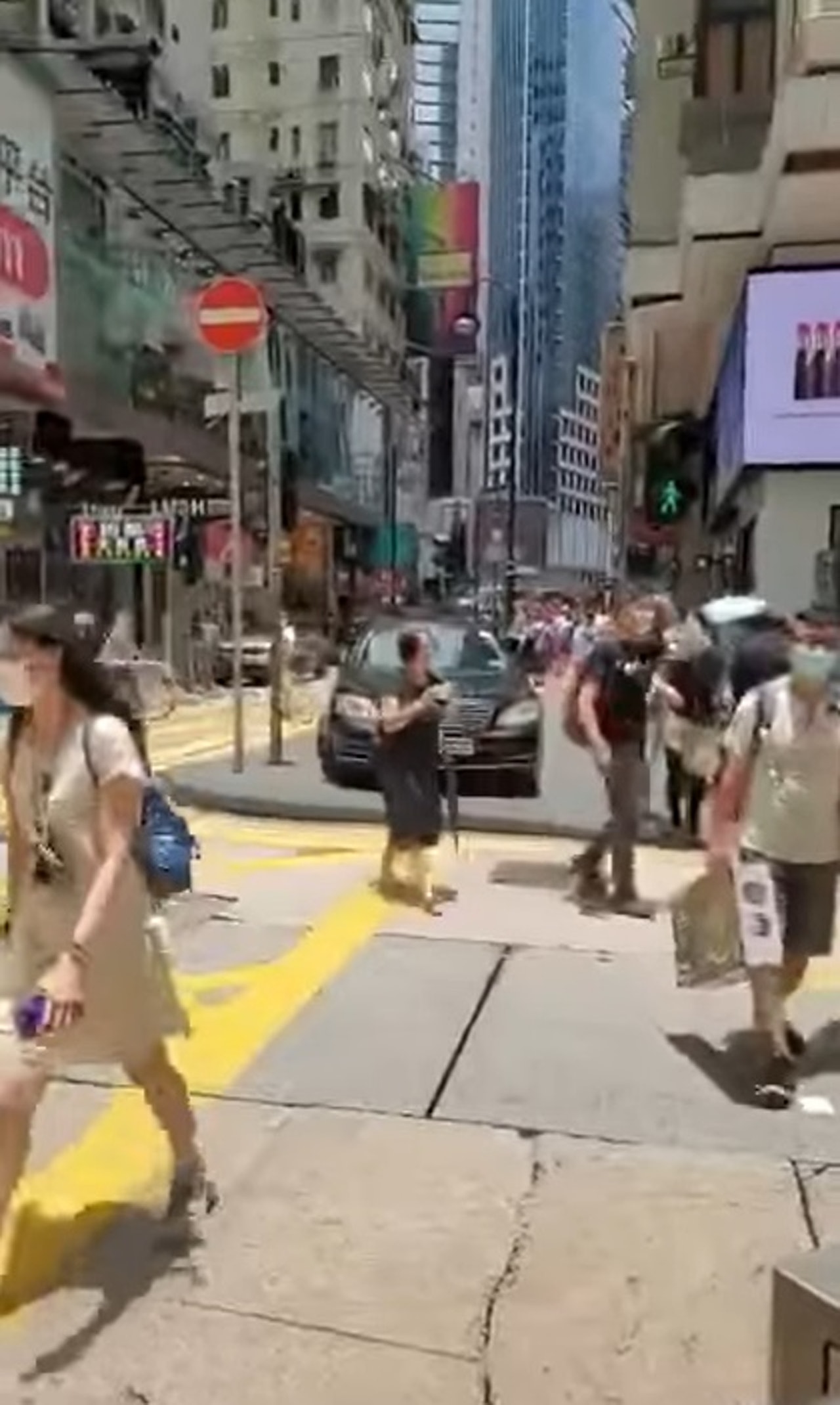 Benz於名店坊外駛上行人路,途人見狀立即閃避。(網上片段截圖) Benz於名店坊外駛上行人路,途人見狀立即閃避。(網上片段截圖)