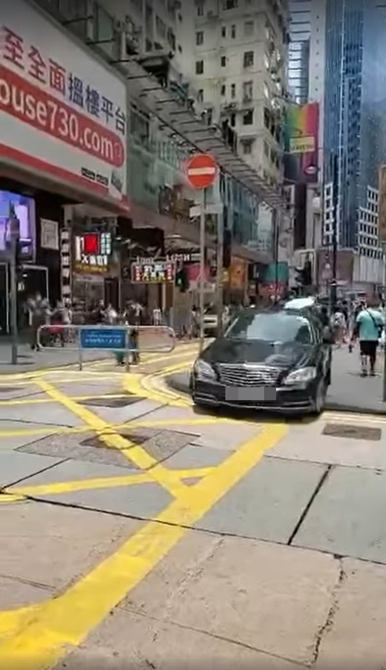 Benz繞過行人專用區的鐵欄返回馬路,駛進不准停車的「黃格仔」範圍。(網上片段截圖) Benz繞過行人專用區的鐵欄返回馬路,駛進不准停車的「黃格仔」範圍。(網上片段截圖)
