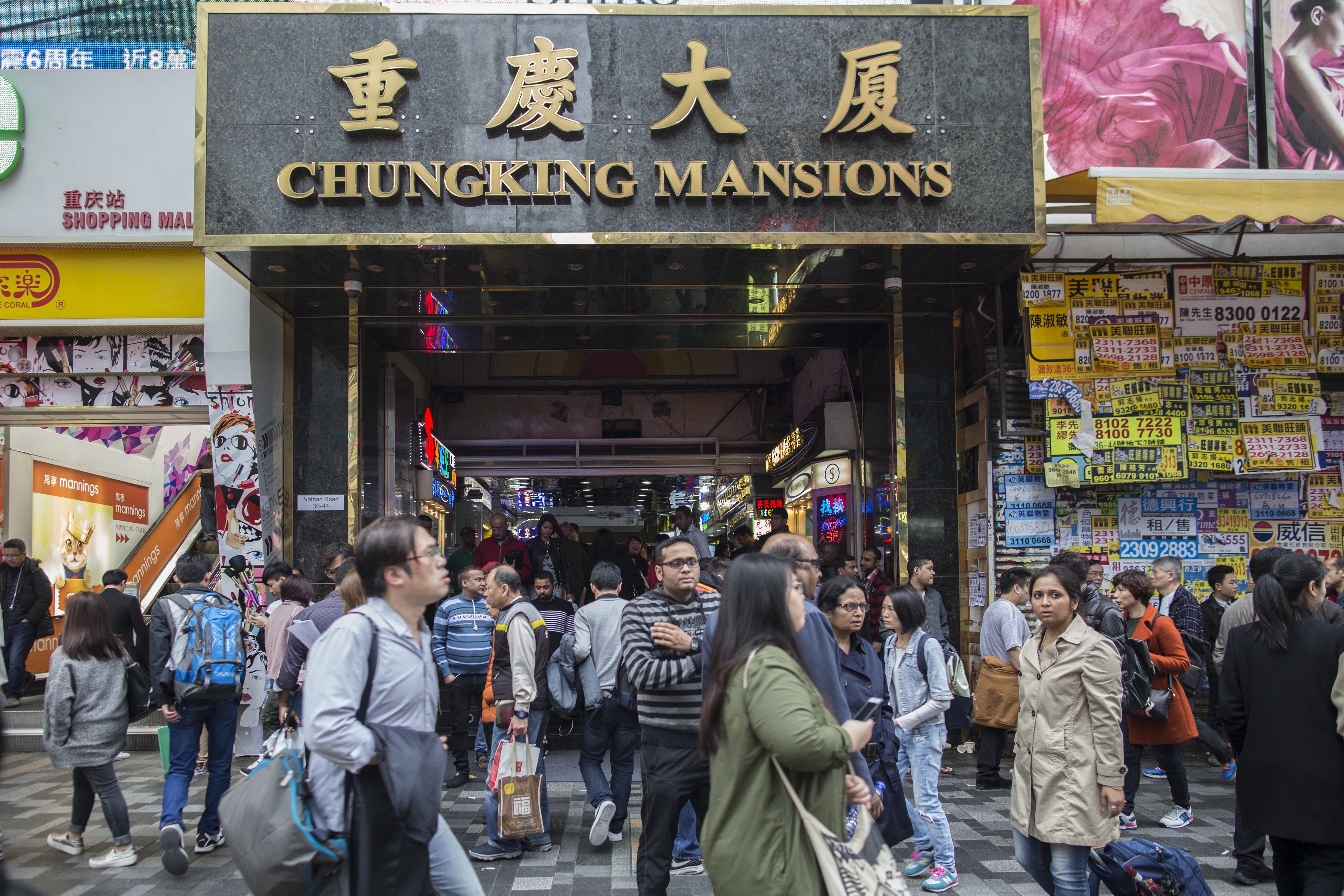 在重慶大廈內，華人面孔反成小眾。