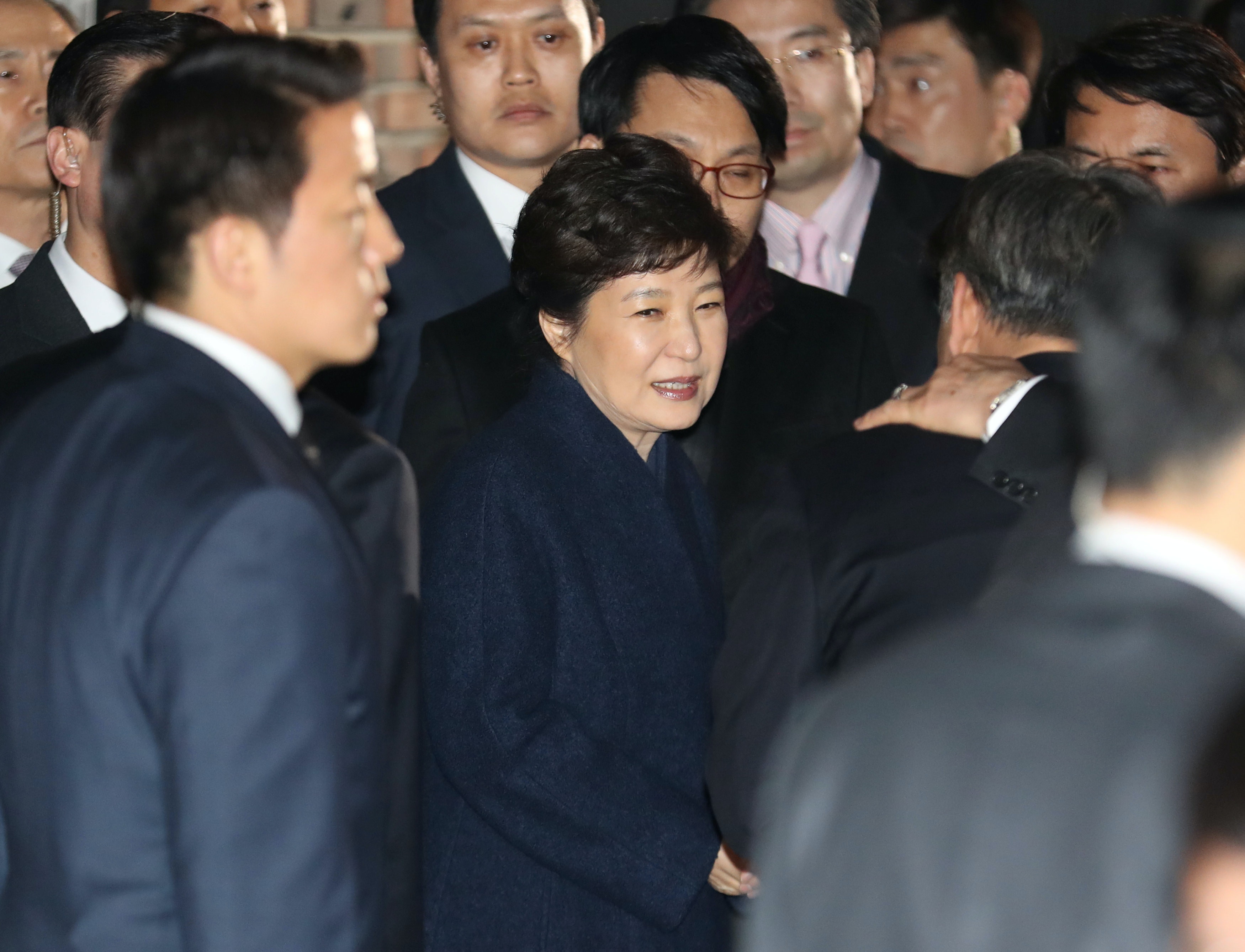 韓國前總統朴槿惠周日（3月12日）因已遭彈劾下台，離開青瓦台返回位於首爾的私宅。她當時表示想信真相會水落石出，暗示她無法接受憲法法院的判決。（Choi Jae-koo/Yonhap via REUTERS）