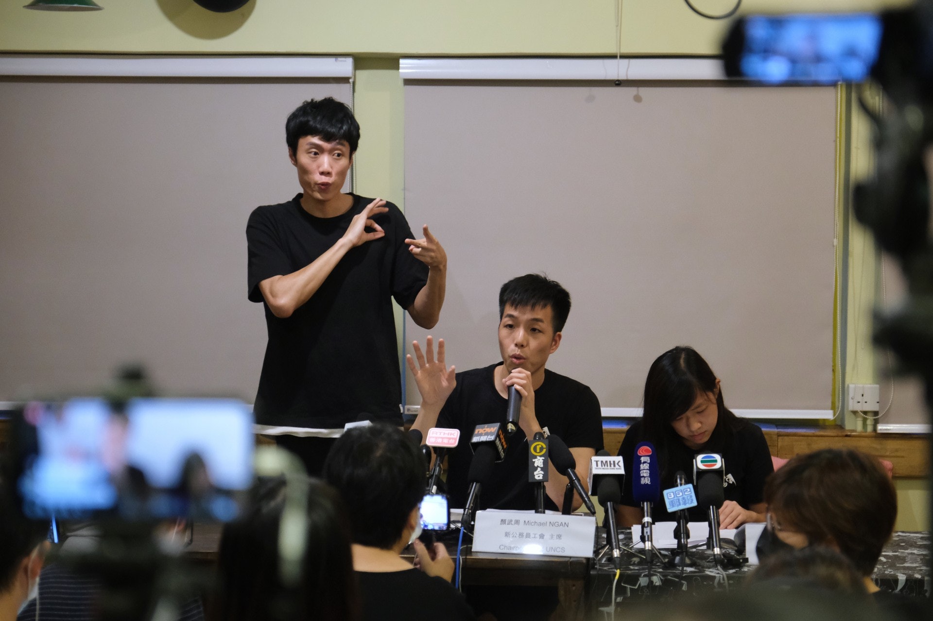 顏武周(中)稱政府言論令人感覺打壓工會,認為政府應尊重及保護同事應有的合法權益。(羅君豪攝) 顏武周(中)稱政府言論令人感覺打壓工會,認為政府應尊重及保護同事應有的合法權益。(羅君豪攝)
