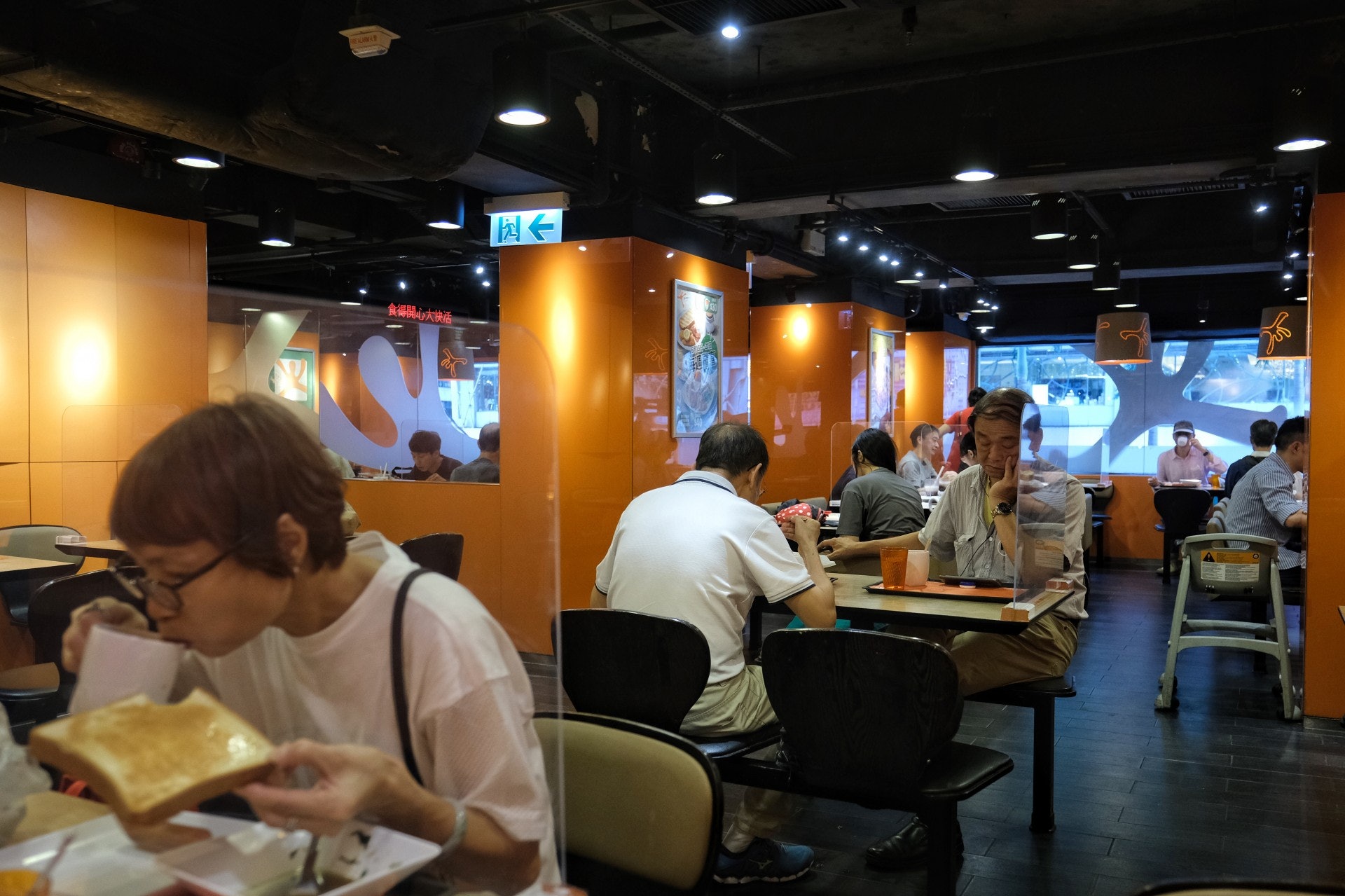 政府宣布放寬限聚令,6月19日凌晨零時起食肆每枱不再設人數限制,但桌子之間至少有1.5米距離,或設隔板。(羅君豪攝) 政府宣布放寬限聚令,6月19日凌晨零時起食肆每枱不再設人數限制,但桌子之間至少有1.5米距離,或設隔板。(羅君豪攝)
