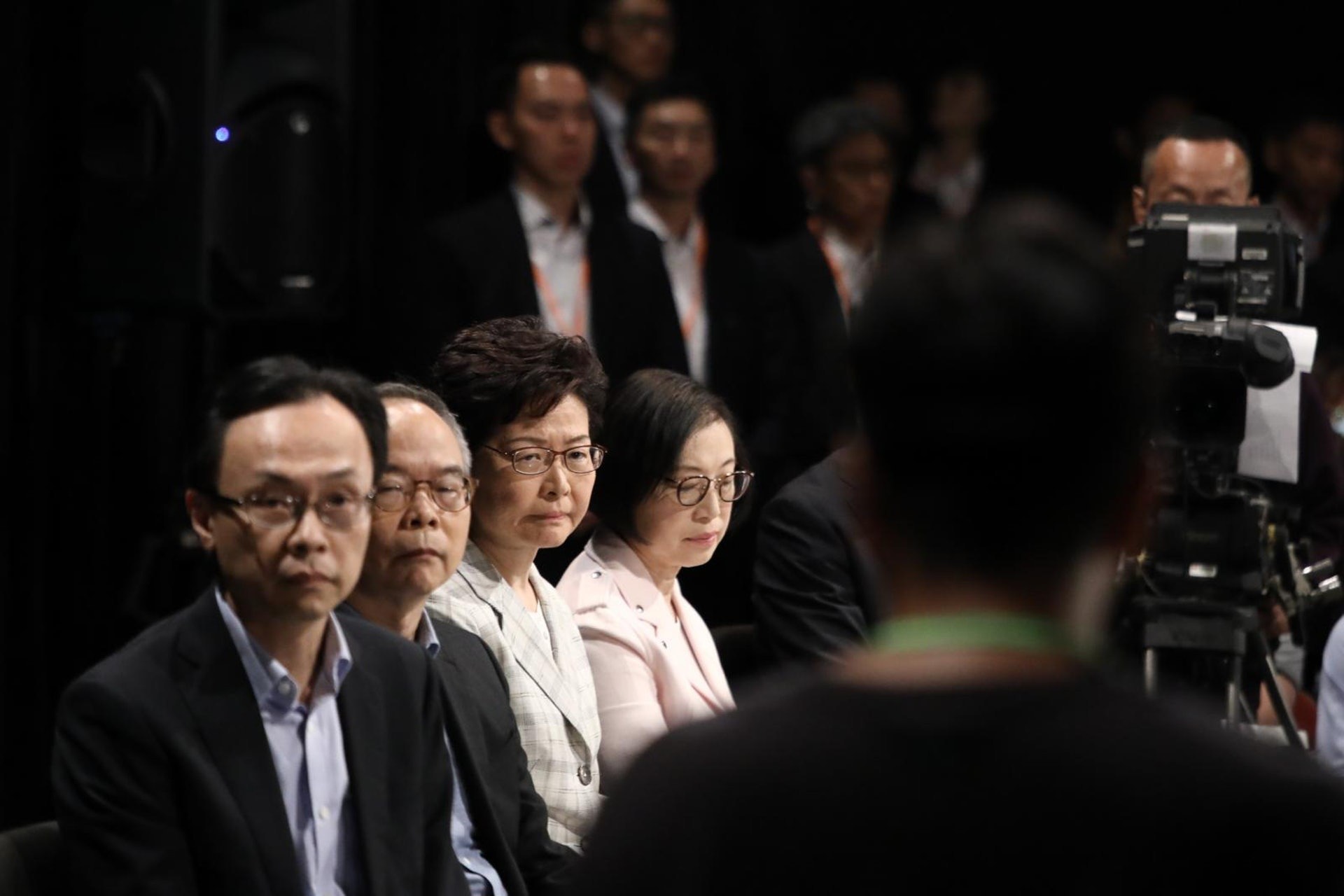 因應反修例風波,特首林鄭月娥曾舉辦社區對話,陳肇始被拍到在對話上一度感觸拭淚。 (資料圖片/李澤彤攝) 因應反修例風波,特首林鄭月娥曾舉辦社區對話,陳肇始被拍到在對話上一度感觸拭淚。 (資料圖片/李澤彤攝)