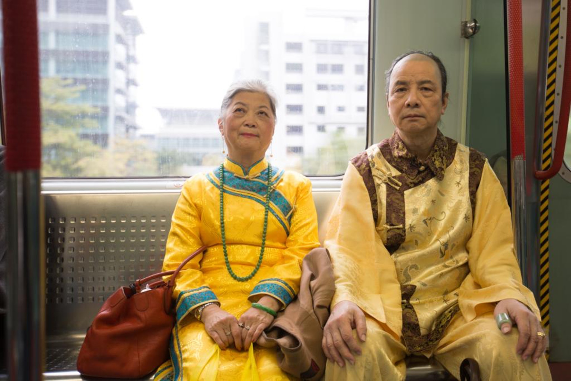 訪問這天下午,州棠與妻子同搭港鐵,車廂內乘客不多,他倆惹來奇異目光。(吳鍾坤攝) 訪問這天下午,州棠與妻子同搭港鐵,車廂內乘客不多,他倆惹來奇異目光。(吳鍾坤攝)