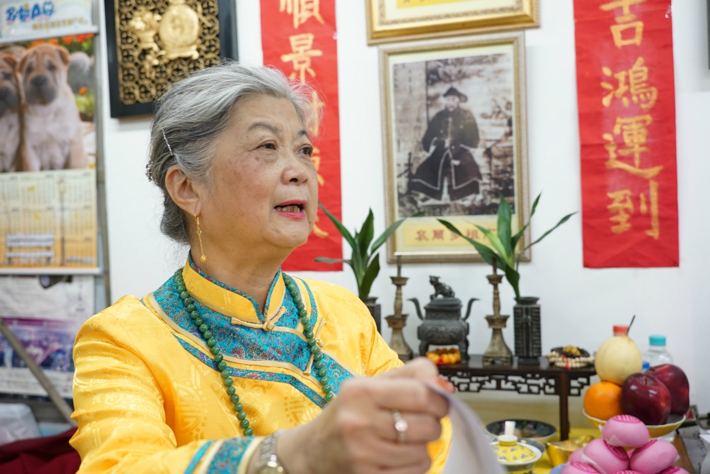 黃綺華與丈夫州棠同樣熟悉清代歷史，氣說祖先分別被貶低名字和追殺，遭遇坎坷。（吳鍾坤攝）