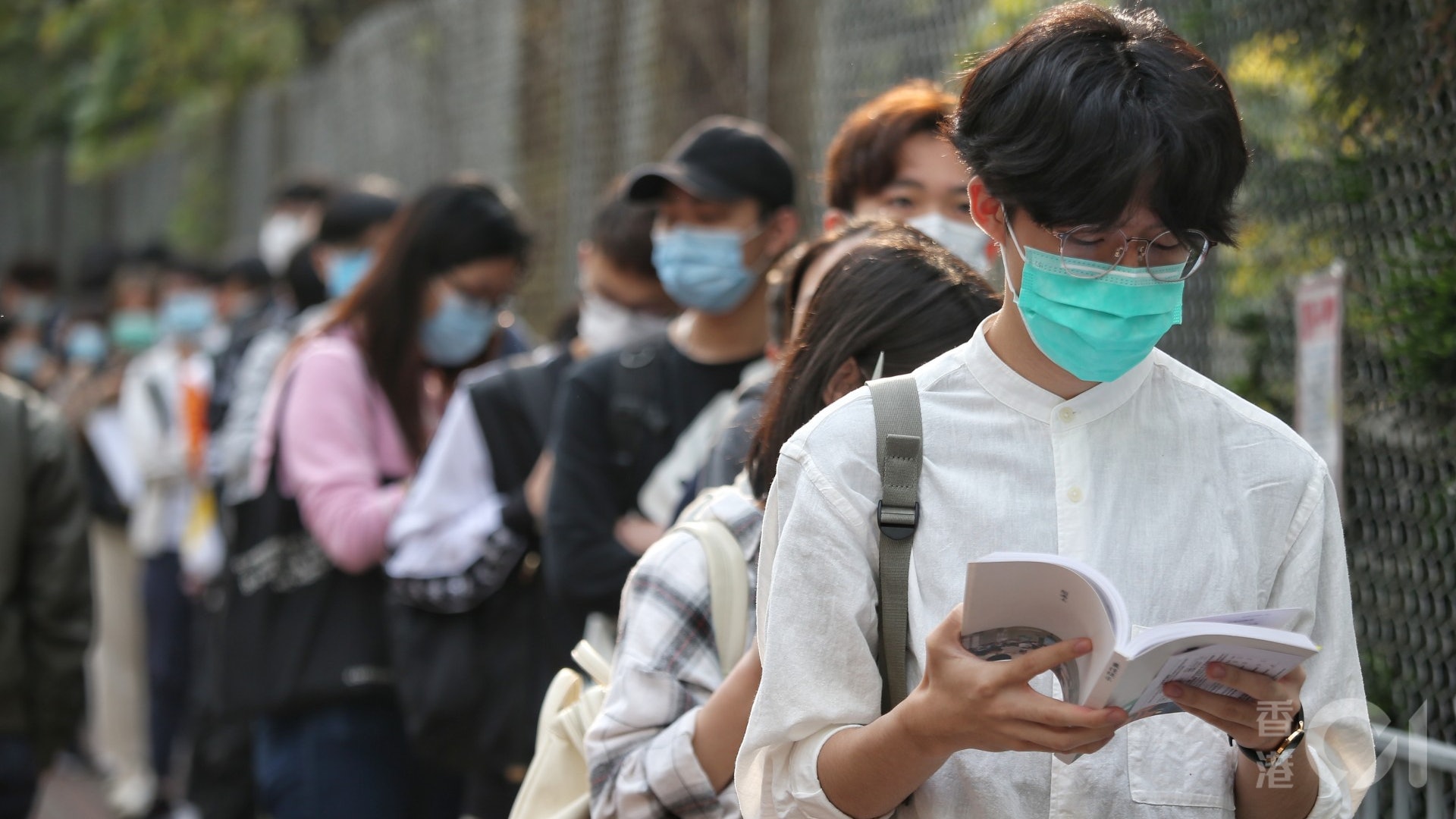 教育局已助逾90名求助港生 數日內返內地升學 暫收逾500宗個案 教育局已助逾90名求助港生 數日內返內地升學 暫收逾500宗個案