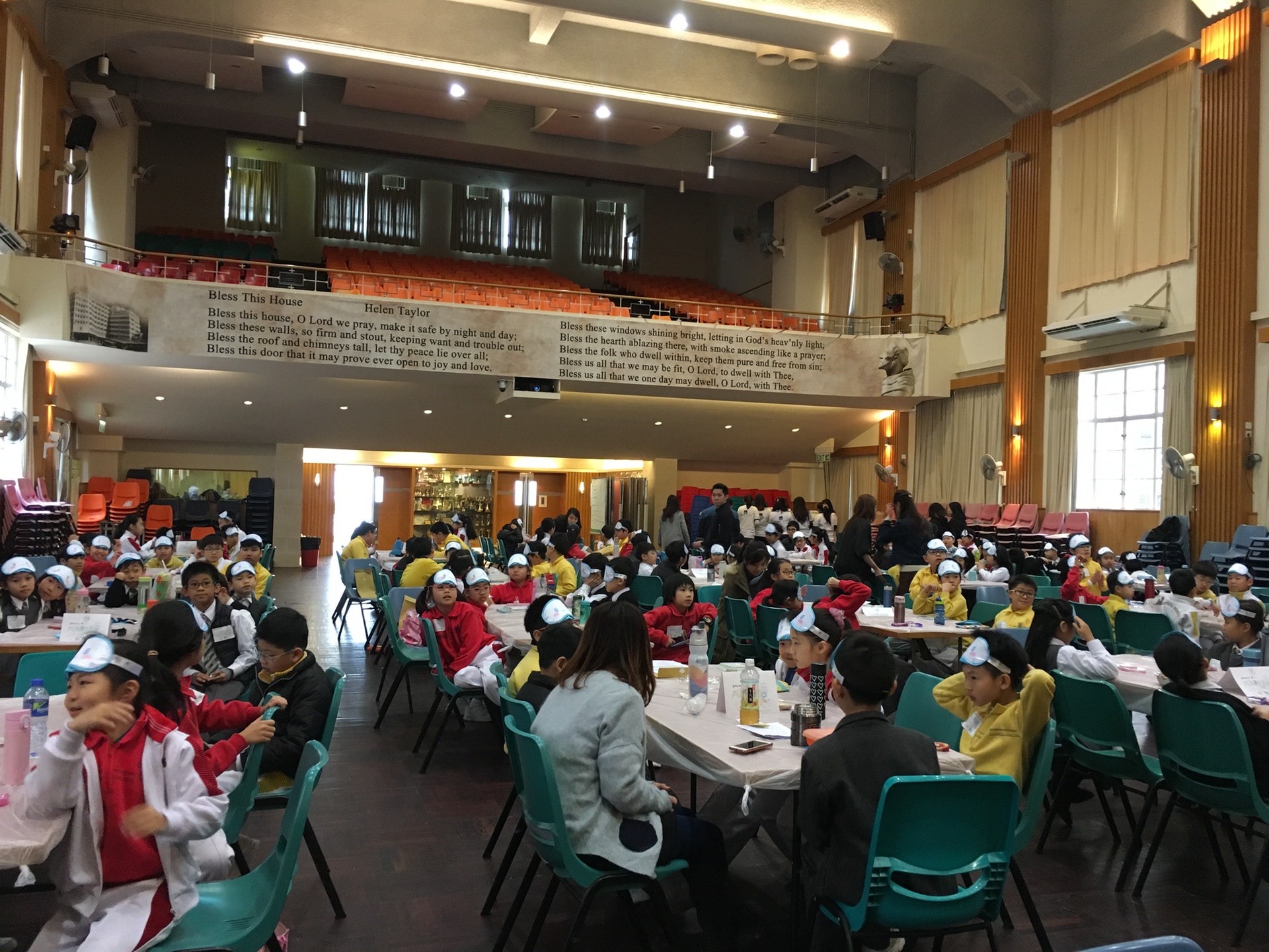 奧比斯舉辦「蒙眼午飯」活動,小學生須蒙起雙眼吃飯,以感受盲眼感覺。(王潔恩攝)