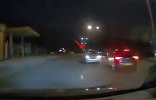 【車Cam直擊】粉嶺私家車無辜捱撞釀1傷　逆線車司機棄車逃去