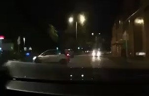 涉事銀色私家車（箭咀示）逆線行駛，撞向1輛黑色私家車後「打白鴿轉」。（網上影片截圖）