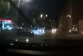 被撞黑色私家車橫亘路中。（網上影片截圖）