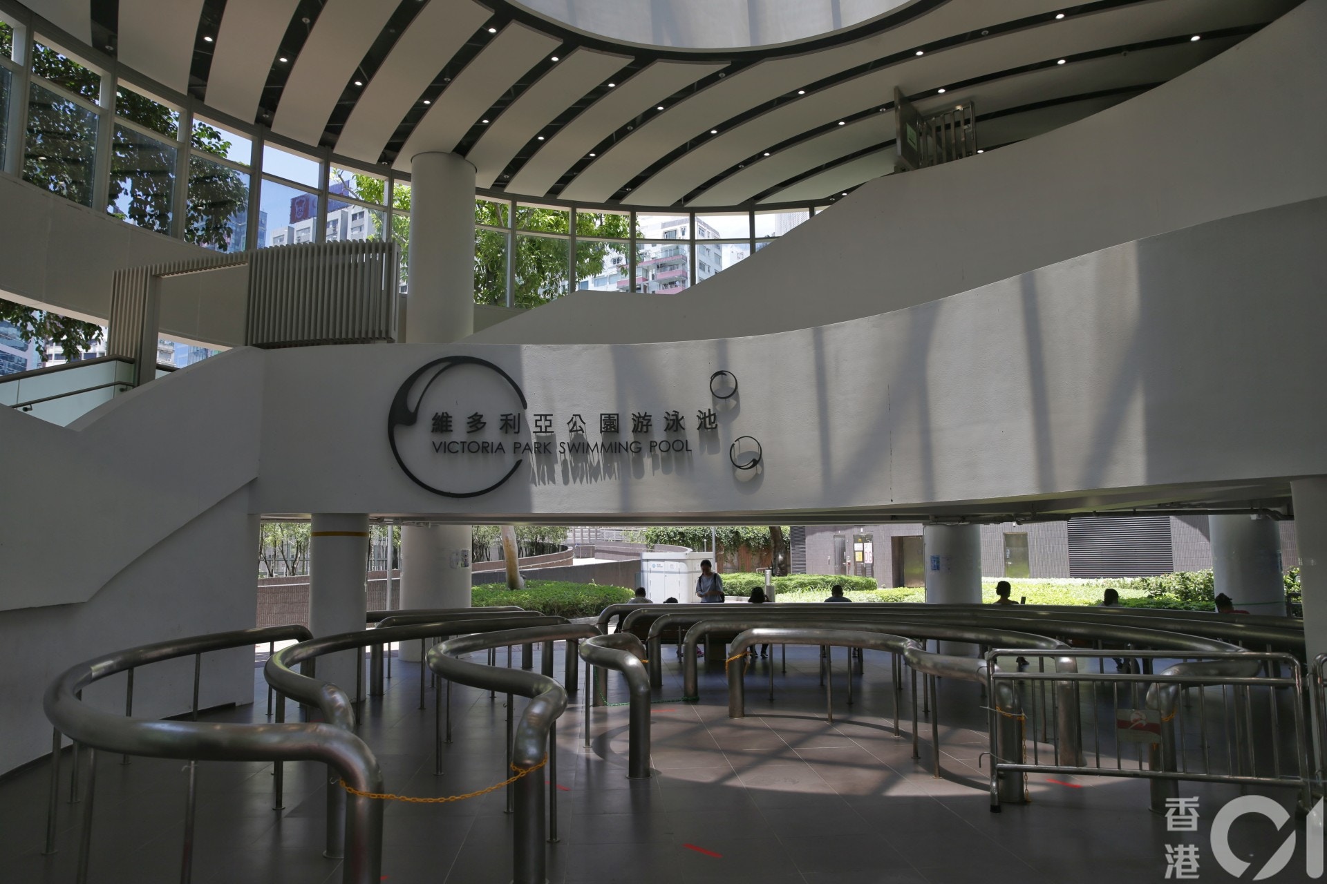 教育局助理教育主任 易服 闖維園泳池涉偷窺女性洗澡被捕