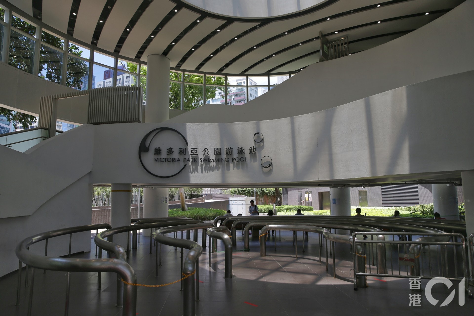 教育局助理教育主任 易服 闖維園泳池涉偷窺女性洗澡被捕 教育局助理教育主任 易服 闖維園泳池涉偷窺女性洗澡被捕