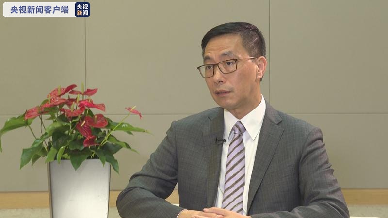 教育局局長楊潤雄昨日接受央視新聞專訪時表示，在修例風波事件中，不少學生被利用和煽動而走上歧途，對此予以強烈譴責。（央視新聞截圖）