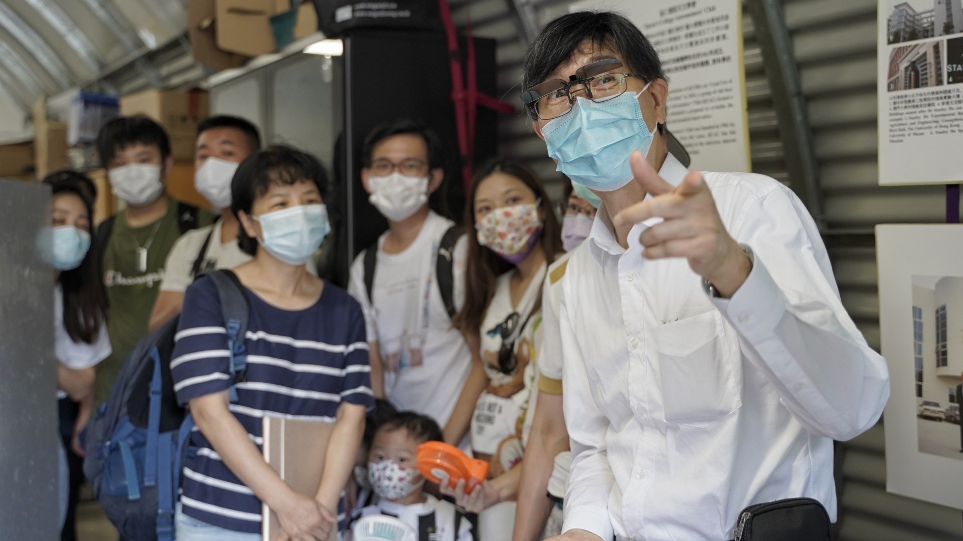 袁國勇領皇仁校友觀日食 憶初聞「冠狀」淵源 稱分析病毒如觀星 袁國勇領皇仁校友觀日食 憶初聞「冠狀」淵源 稱分析病毒如觀星