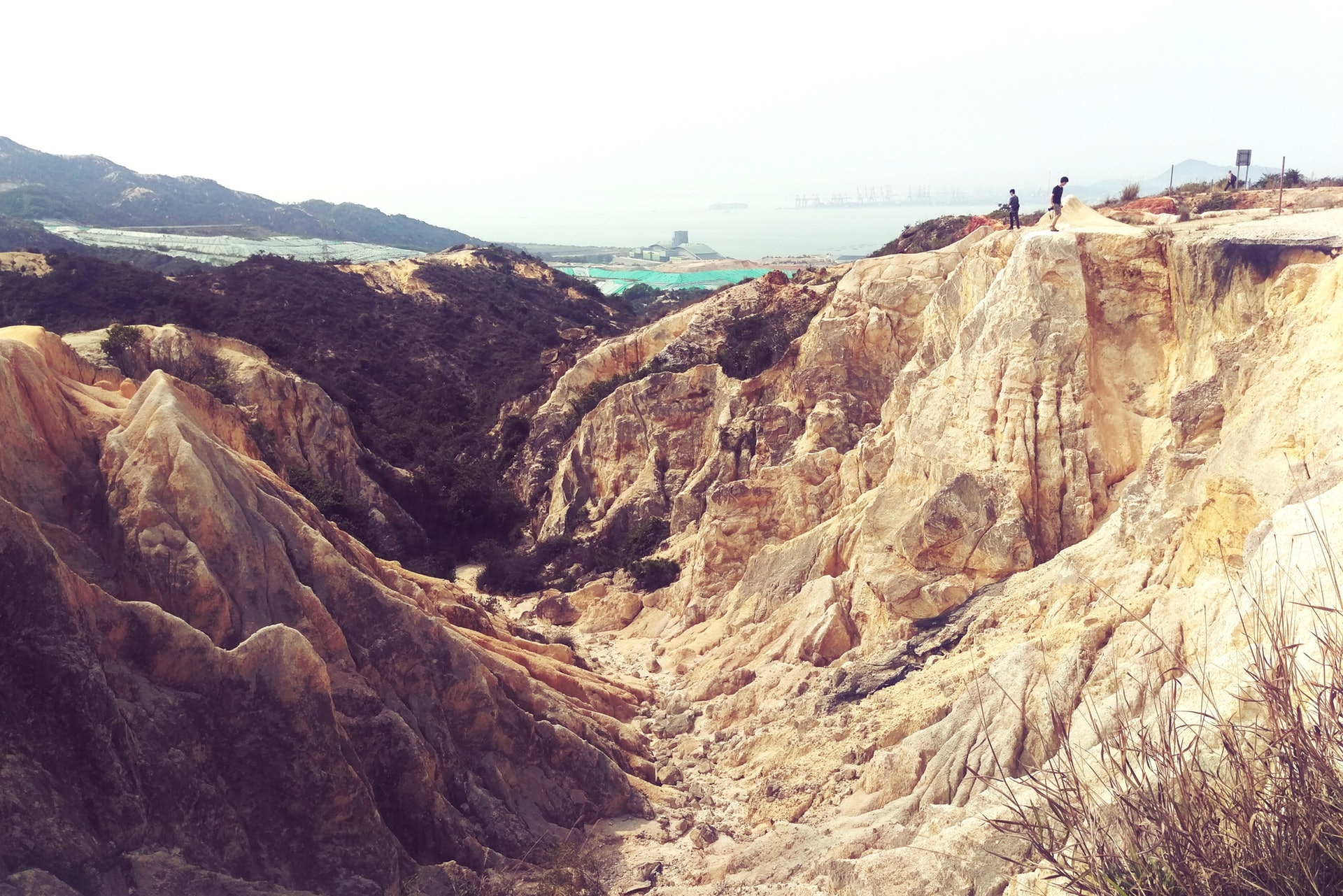 香港大峽谷 沖溝奇景有陷阱路窄跣腳易仆倒準備不足會出事 香港大峽谷 沖溝奇景有陷阱路窄跣腳易仆倒準備不足會出事