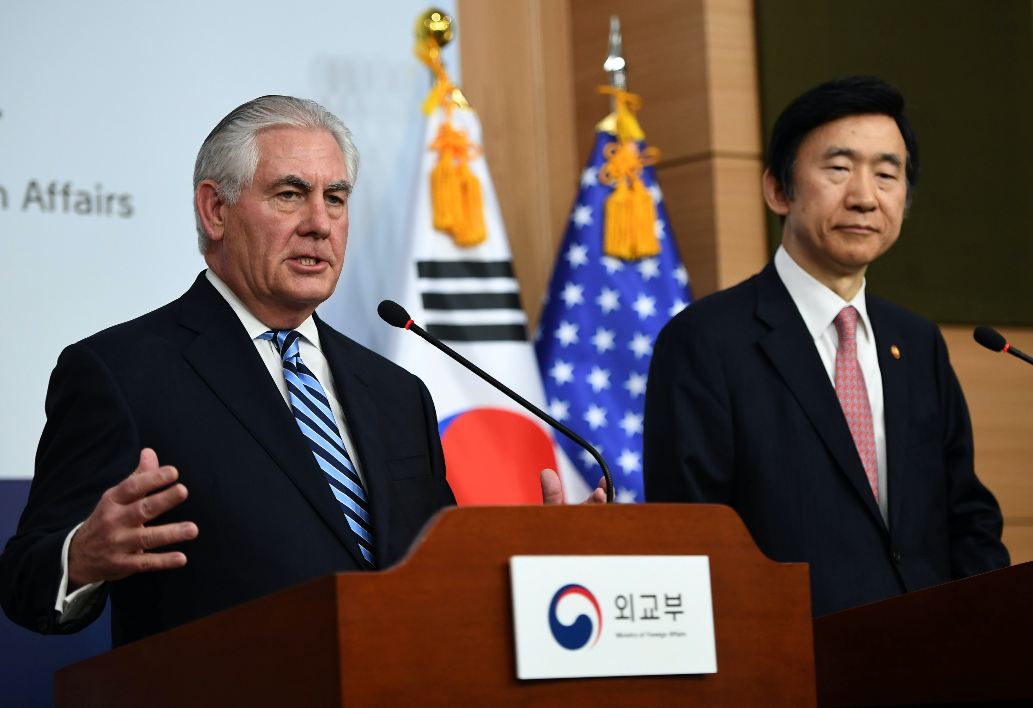 美國國務卿蒂勒森（Rex Tillerson）（左）與韓國外長尹炳世（右）。（路透社）