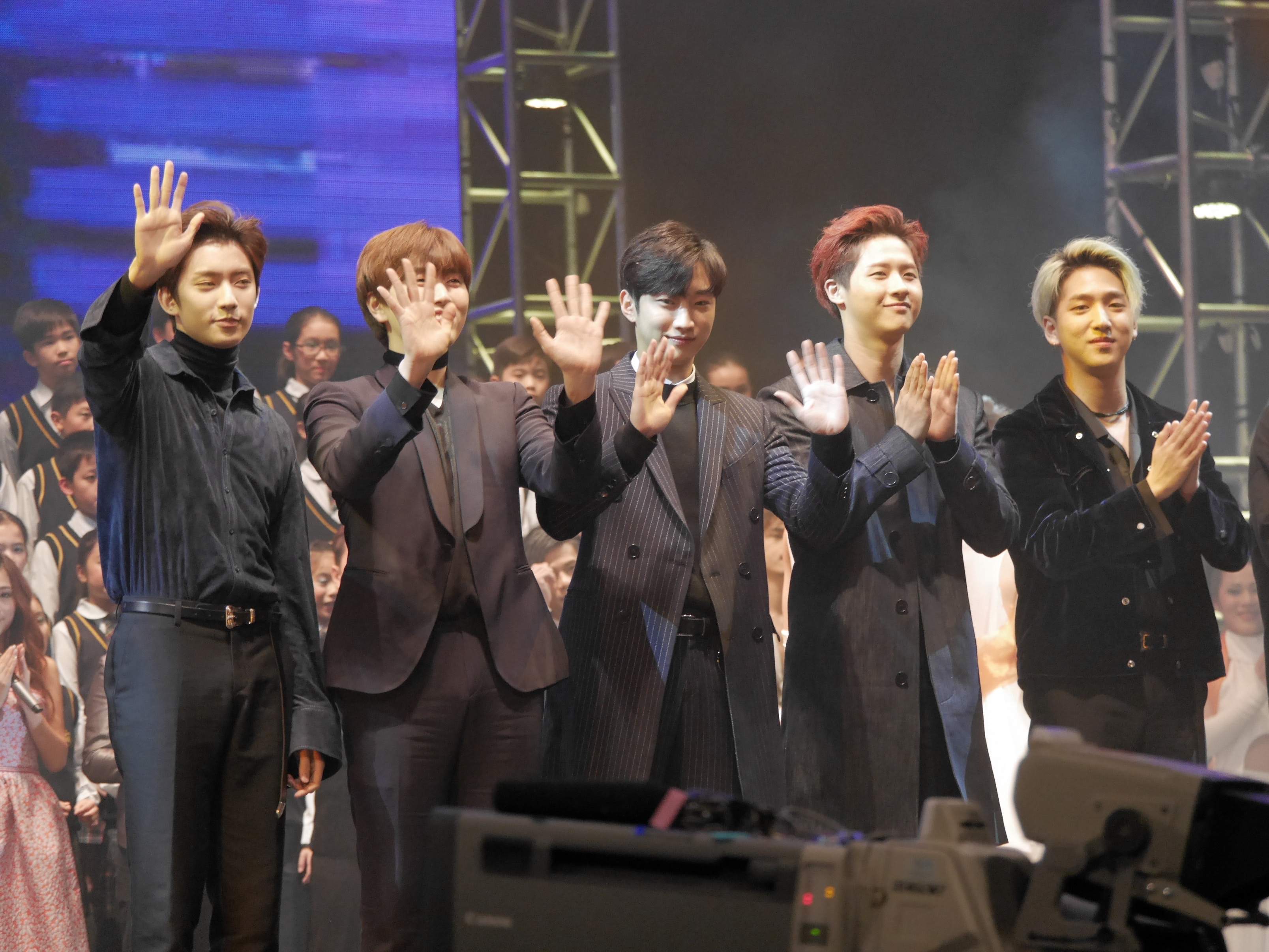 B1A4五位成員一直在台上向粉絲揮手，答謝粉絲的熱情應援。（張穎倫攝）