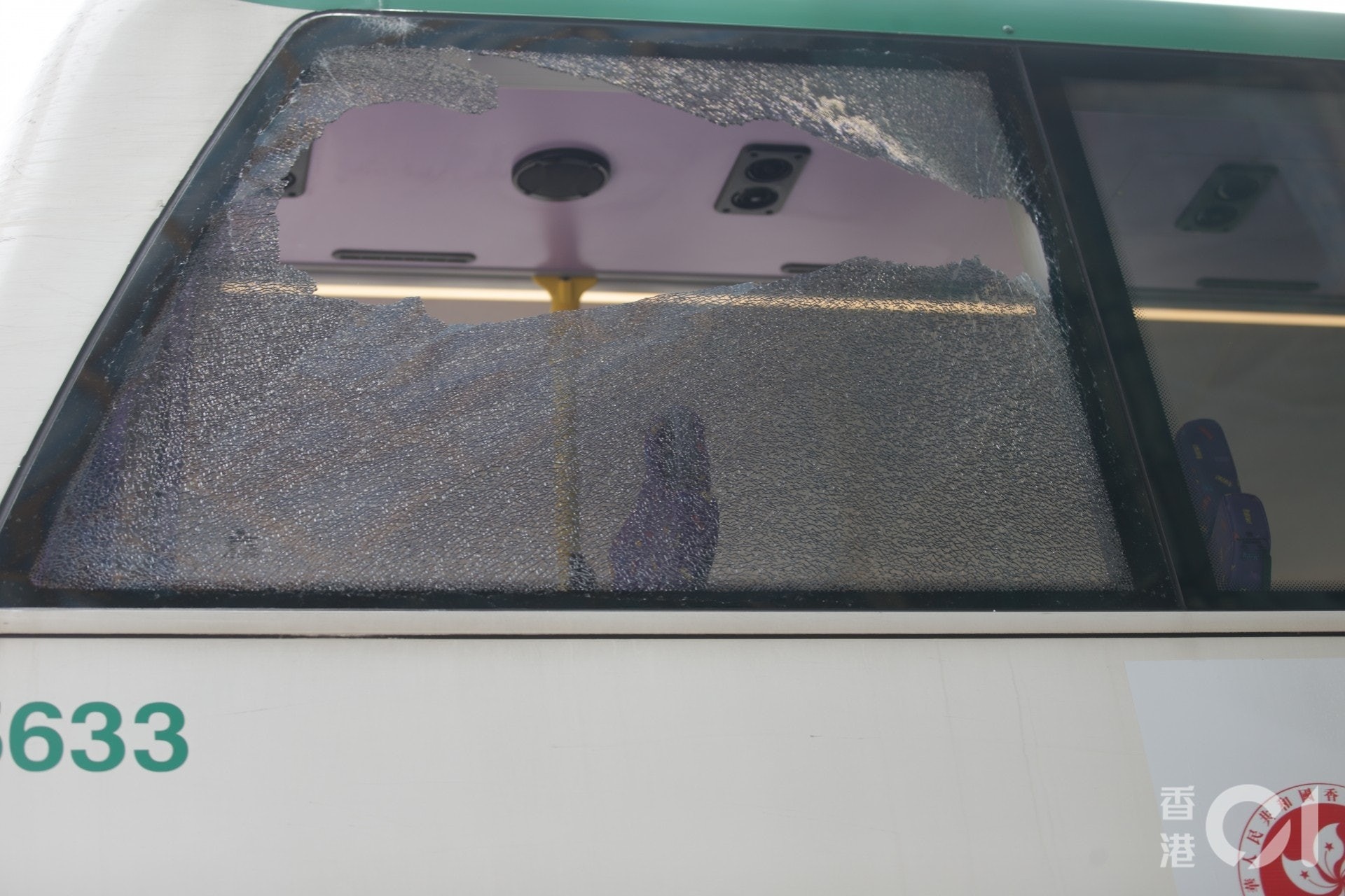 深水埗新巴撞棚架　上層車窗碎裂　玻璃碎片濺傷女童