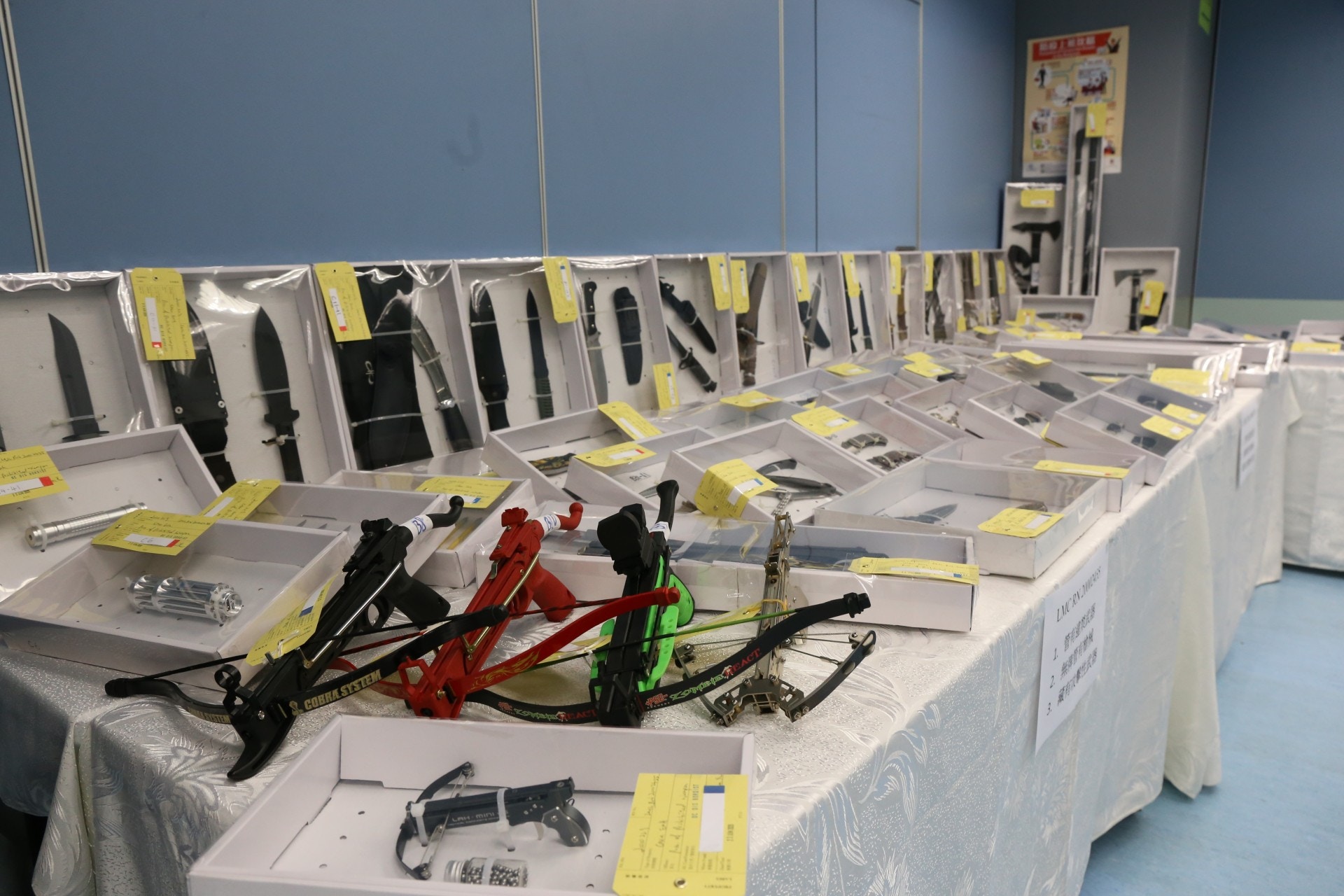 元朗男村屋當武器庫藏562件武器包括弓弩及鐵蓮花警埋伏拉人