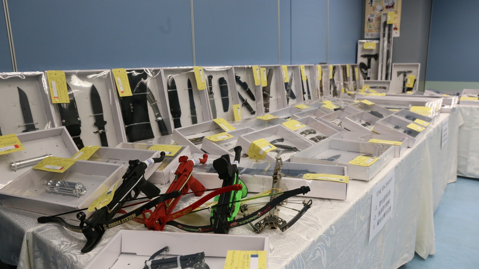 元朗男村屋當武器庫藏562件武器包括弓弩及鐵蓮花警埋伏拉人 元朗男村屋當武器庫藏562件武器包括弓弩及鐵蓮花警埋伏拉人