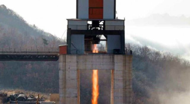 朝鮮官方媒體報道，朝鮮領袖金正恩周六（18日）親身到場視察火箭引擎測試，並指是次成功具有歷史意義。圖為去年4月平壤政府稱成功測試可用於洲際彈道導彈的火箭引擎。（網絡圖片）