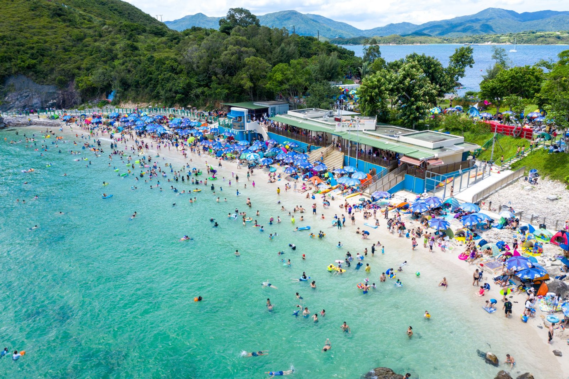 端午節 圖輯 航拍半月灣遊人密麻麻疫情緩和市民除罩散散心 端午節 圖輯 航拍半月灣遊人密麻麻疫情緩和市民除罩散散心