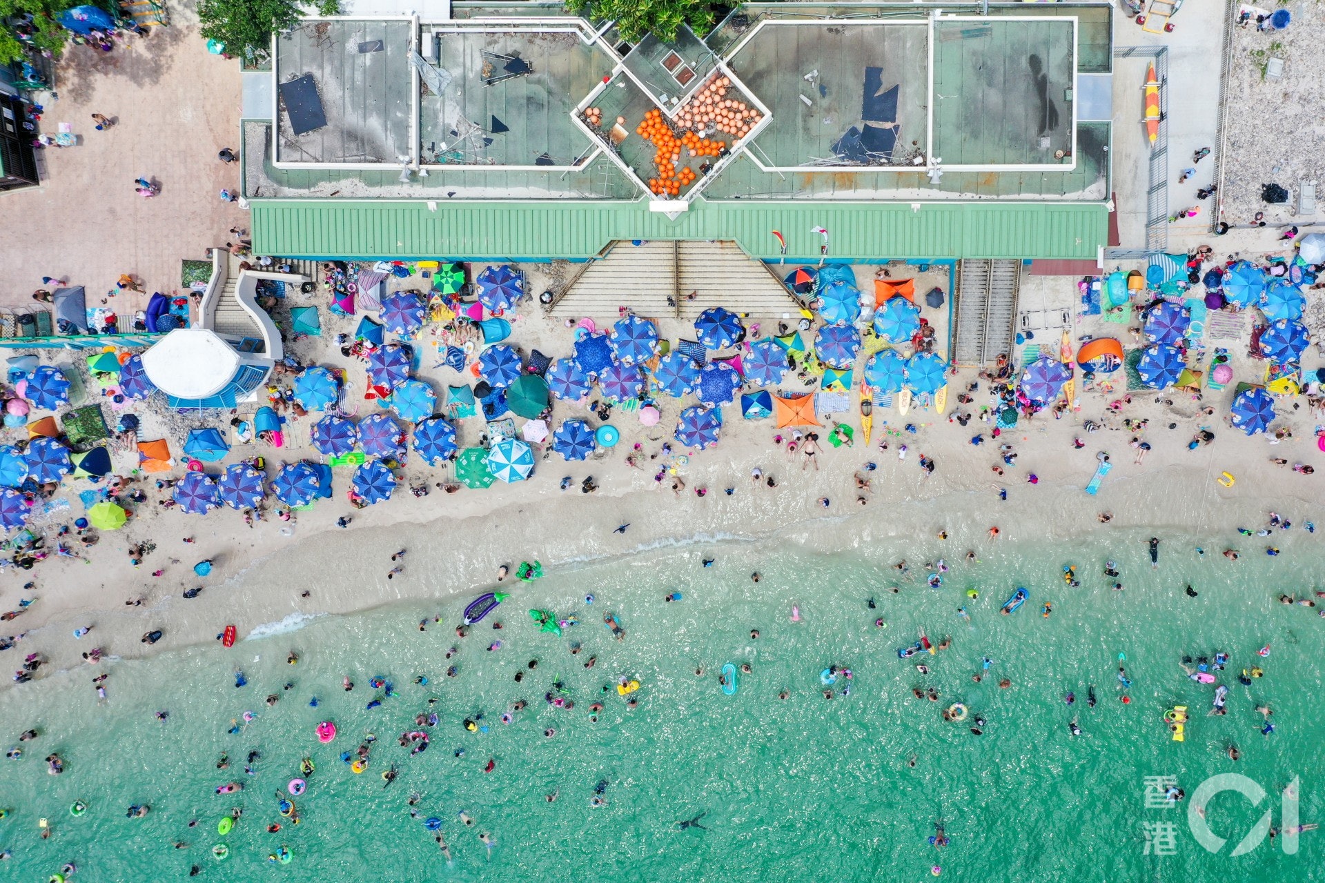 端午節 港人湧半月灣擁抱陽光海灘掃走疫情陰霾 端午節 港人湧半月灣擁抱陽光海灘掃走疫情陰霾