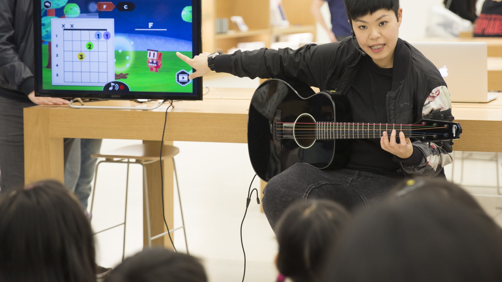 林二汶教小朋友用Apps學彈結他 林二汶教小朋友用Apps學彈結他